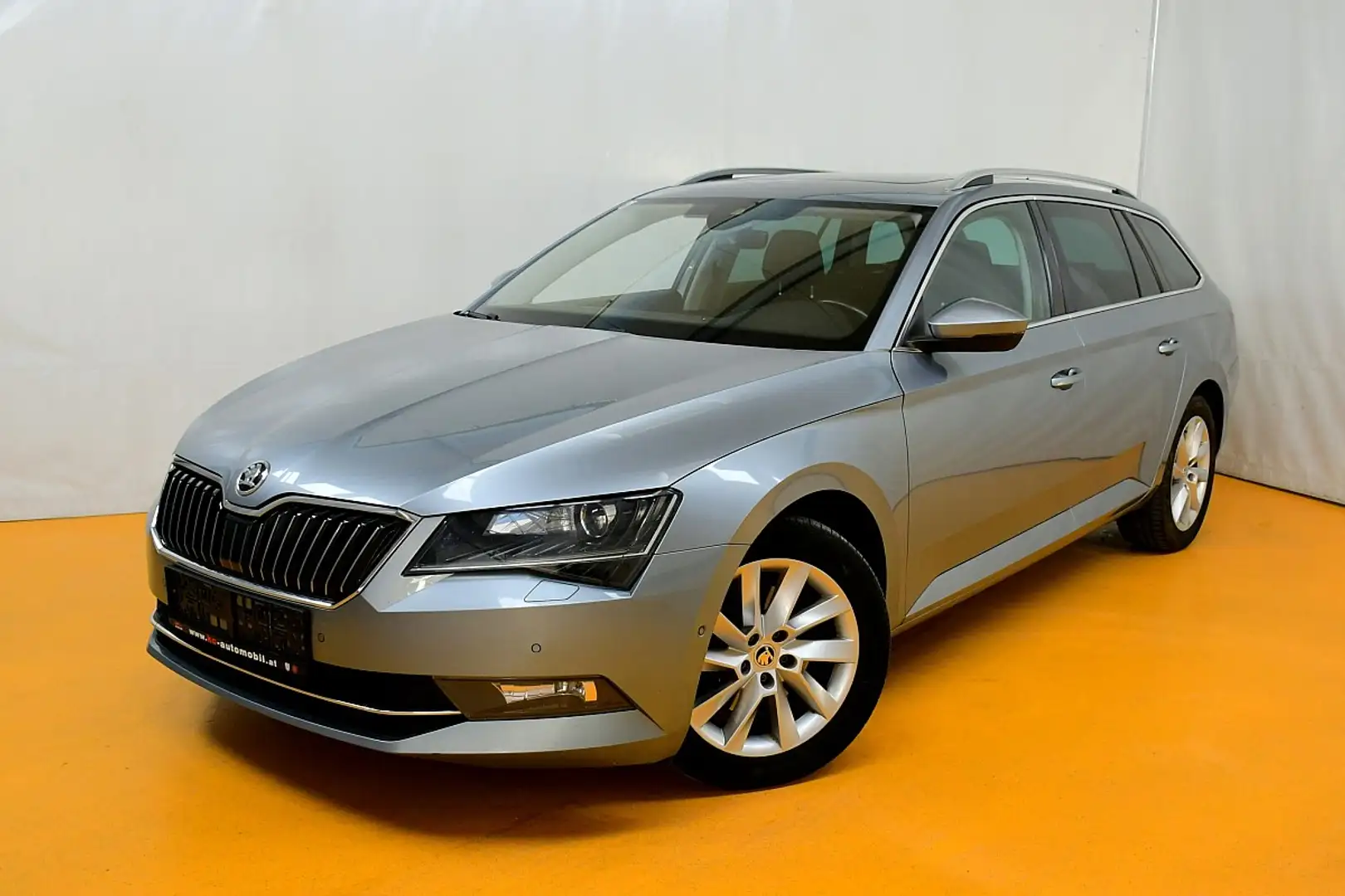 Skoda Superb Kombi 2,0 TDI Style DSG Gris - 1
