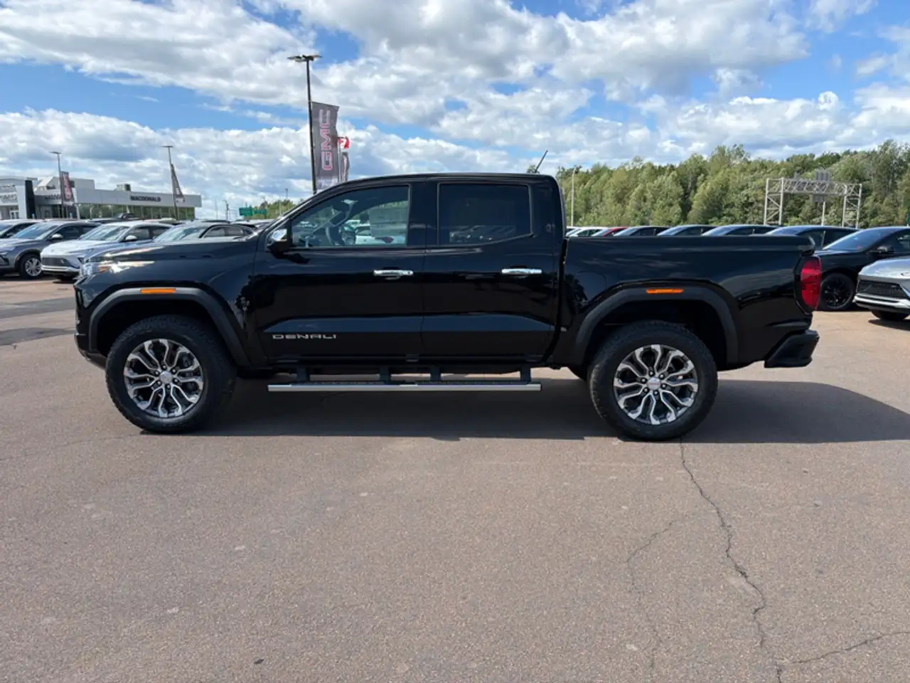 GMC Canyon photo GMC Canyon