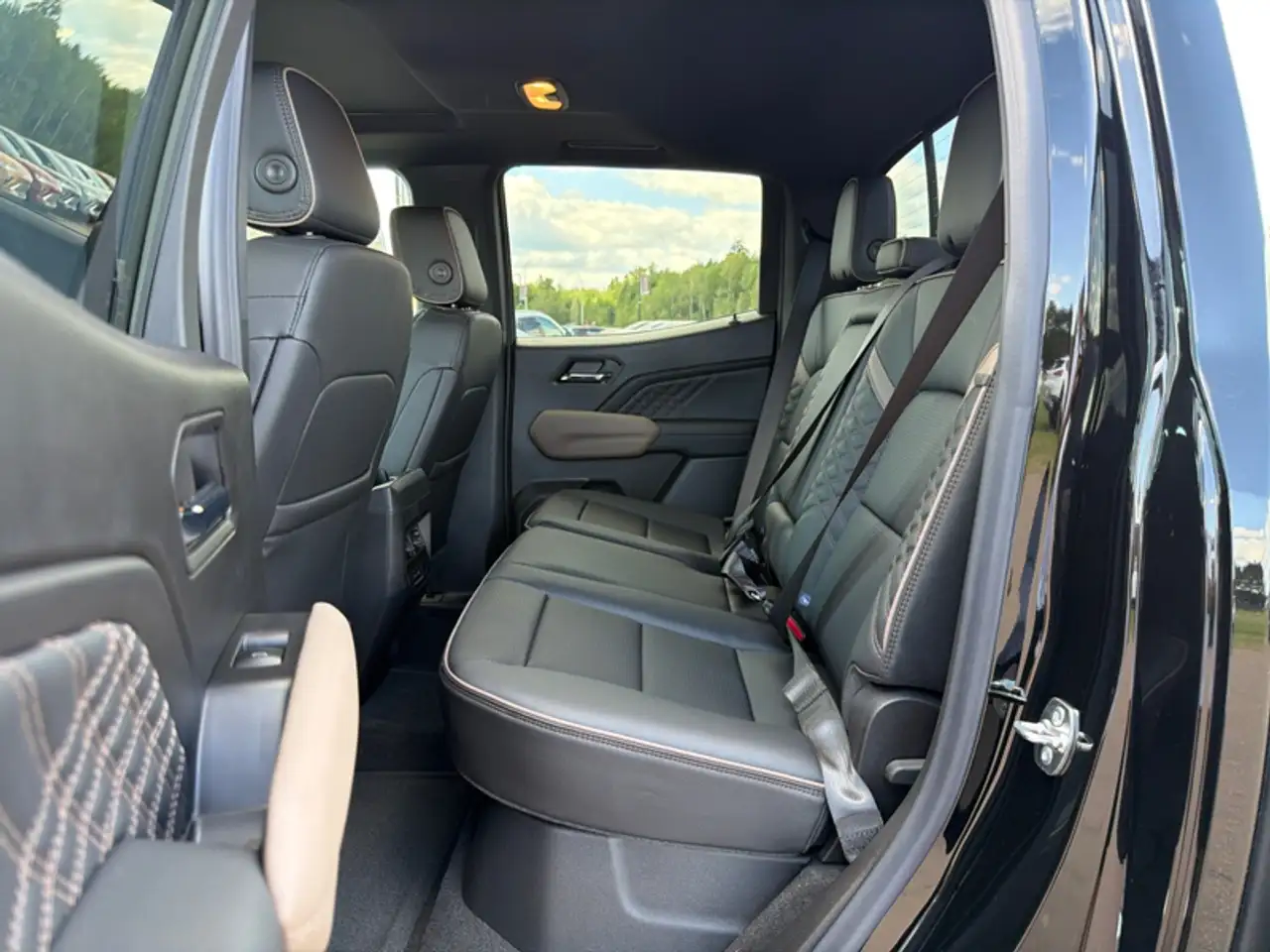 GMC Canyon photo GMC Canyon