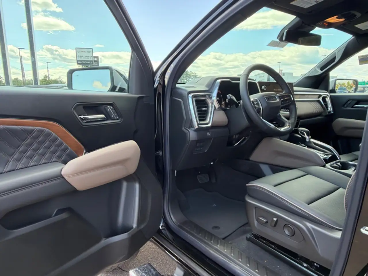 GMC Canyon photo GMC Canyon