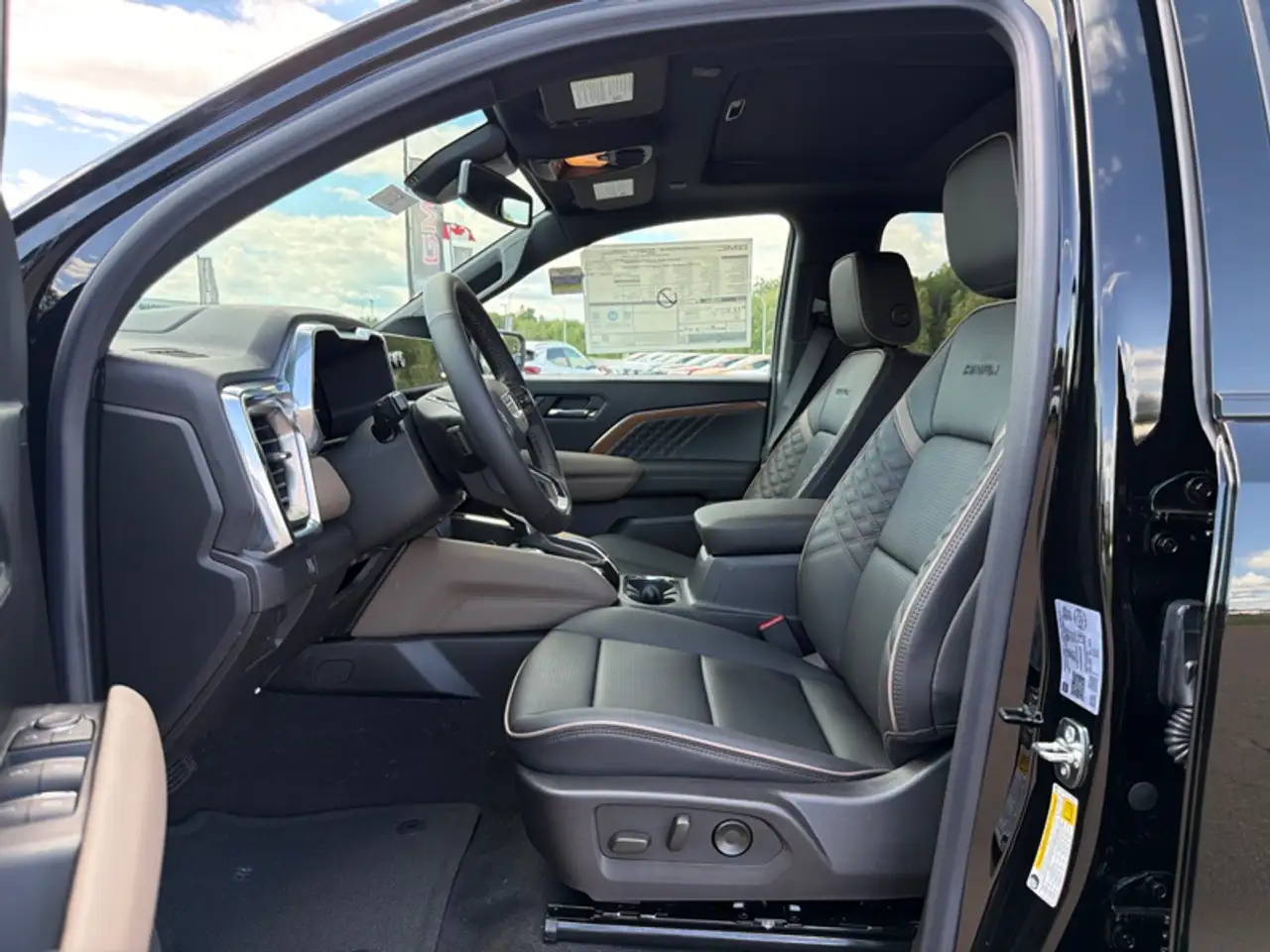 GMC Canyon photo GMC Canyon