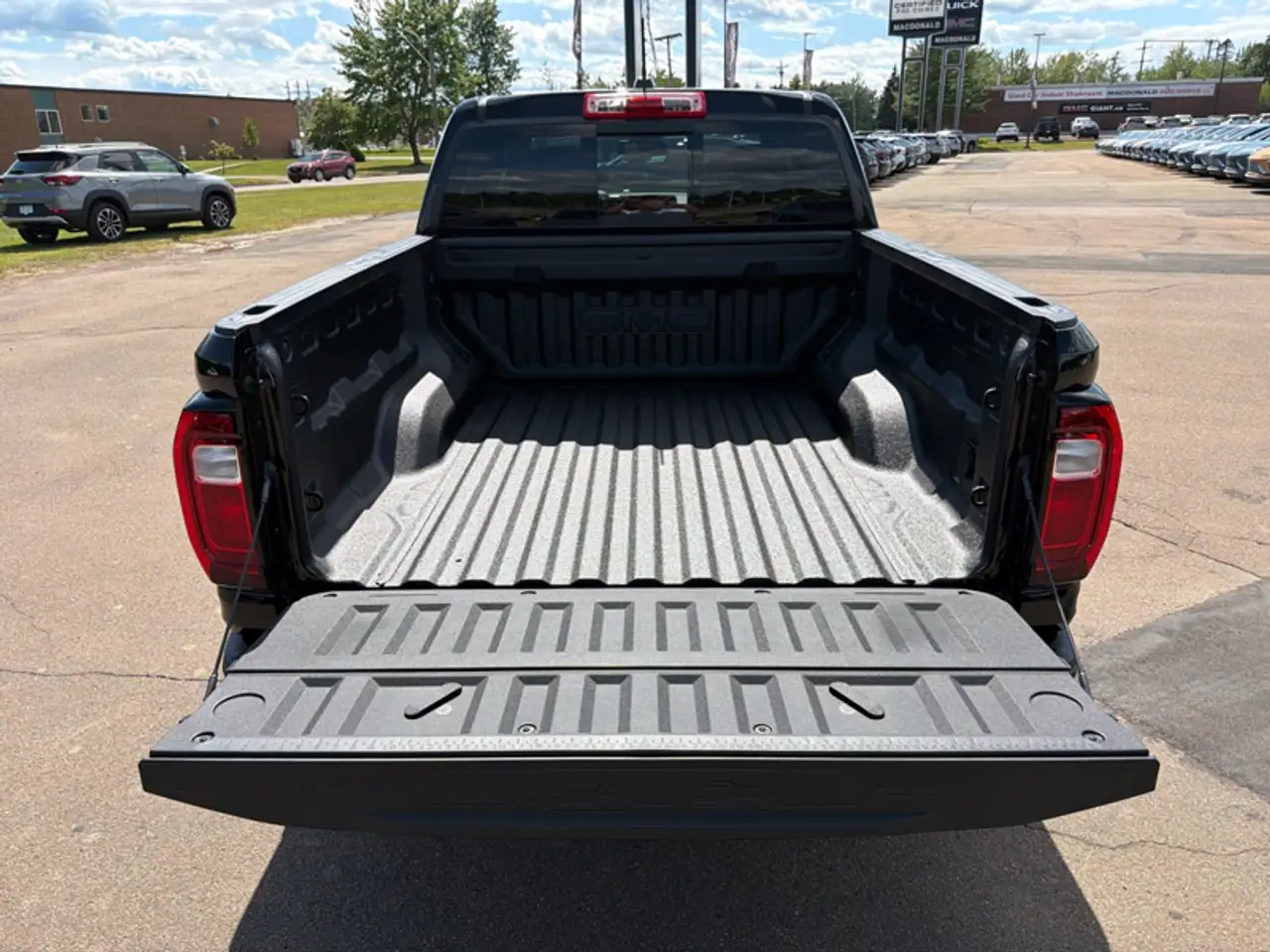 GMC Canyon photo GMC Canyon