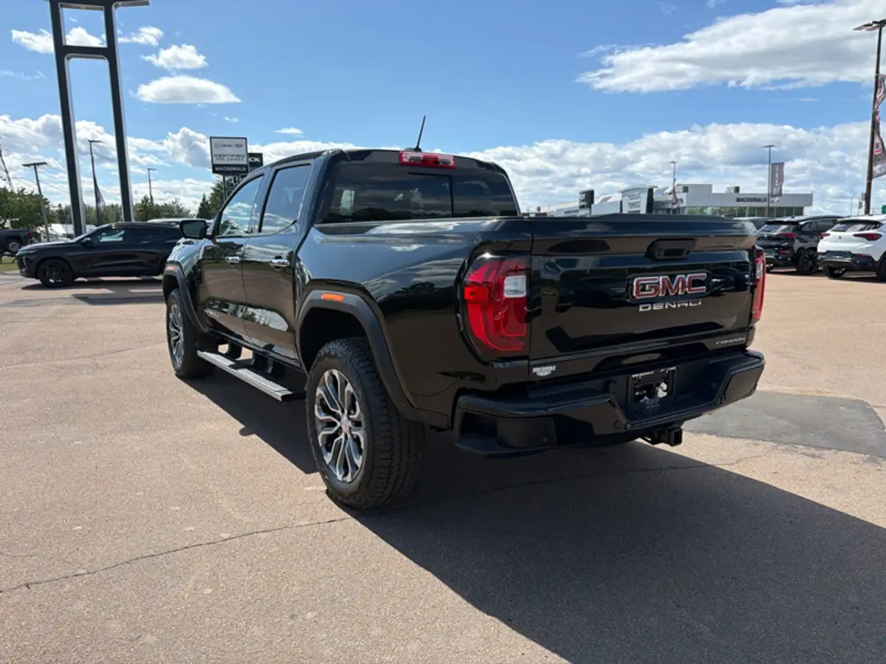 GMC Canyon photo GMC Canyon