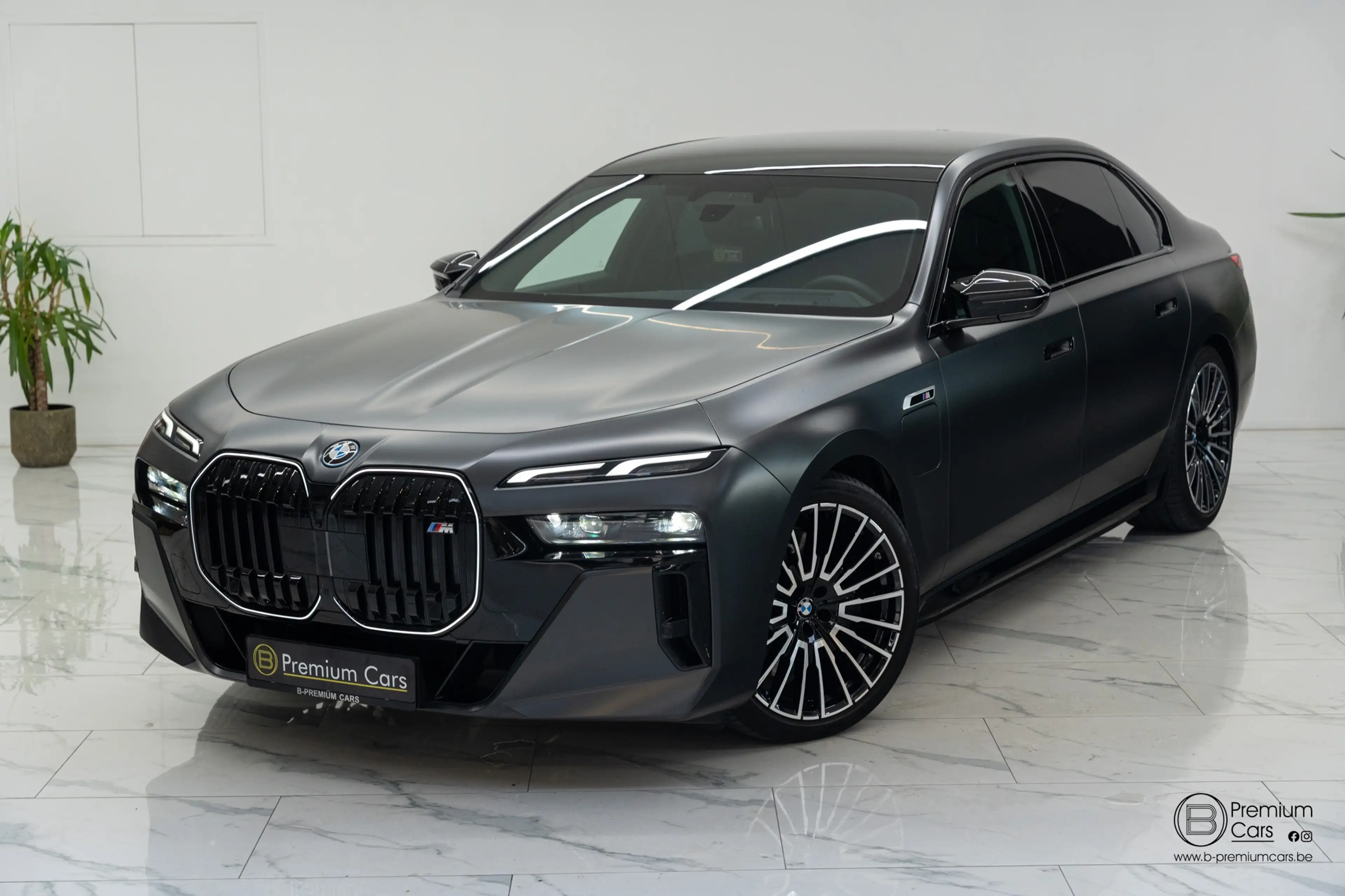 BMW 760 xDrive Individual! FULL OPTIONS! Black pack! — photo 2