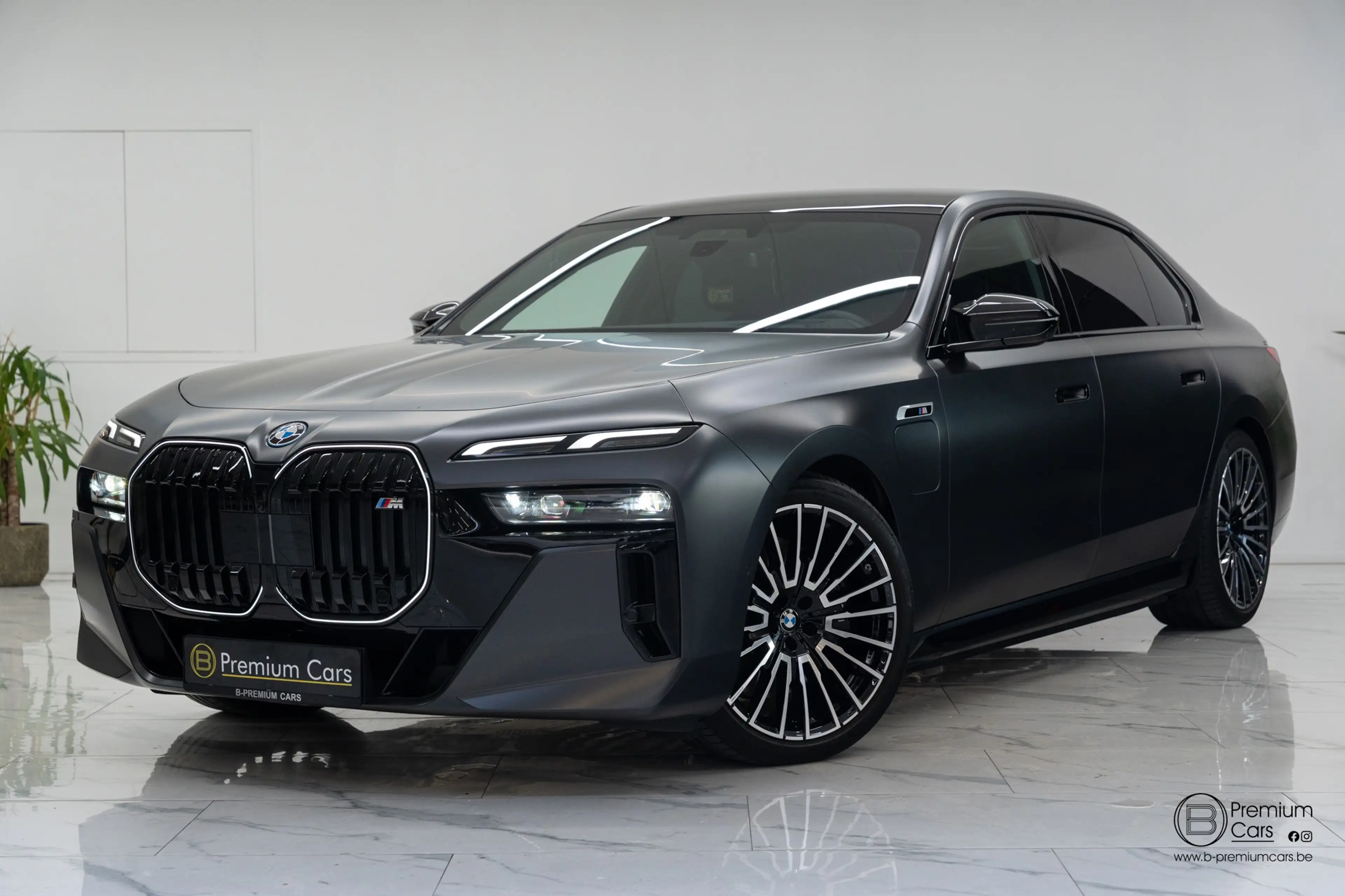 BMW 760 xDrive Individual! FULL OPTIONS! Black pack!