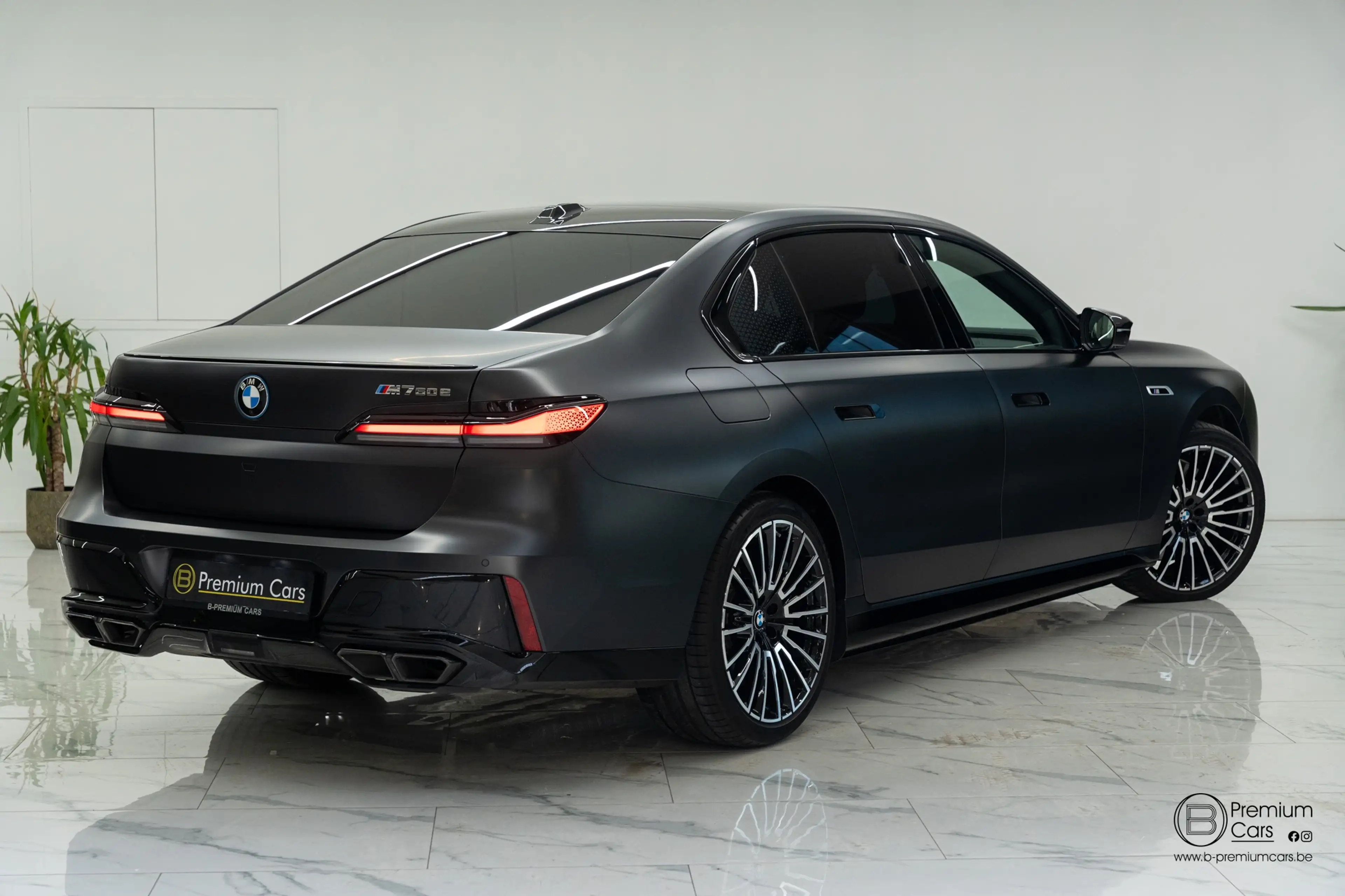 BMW 760 xDrive Individual! FULL OPTIONS! Black pack! — photo 18