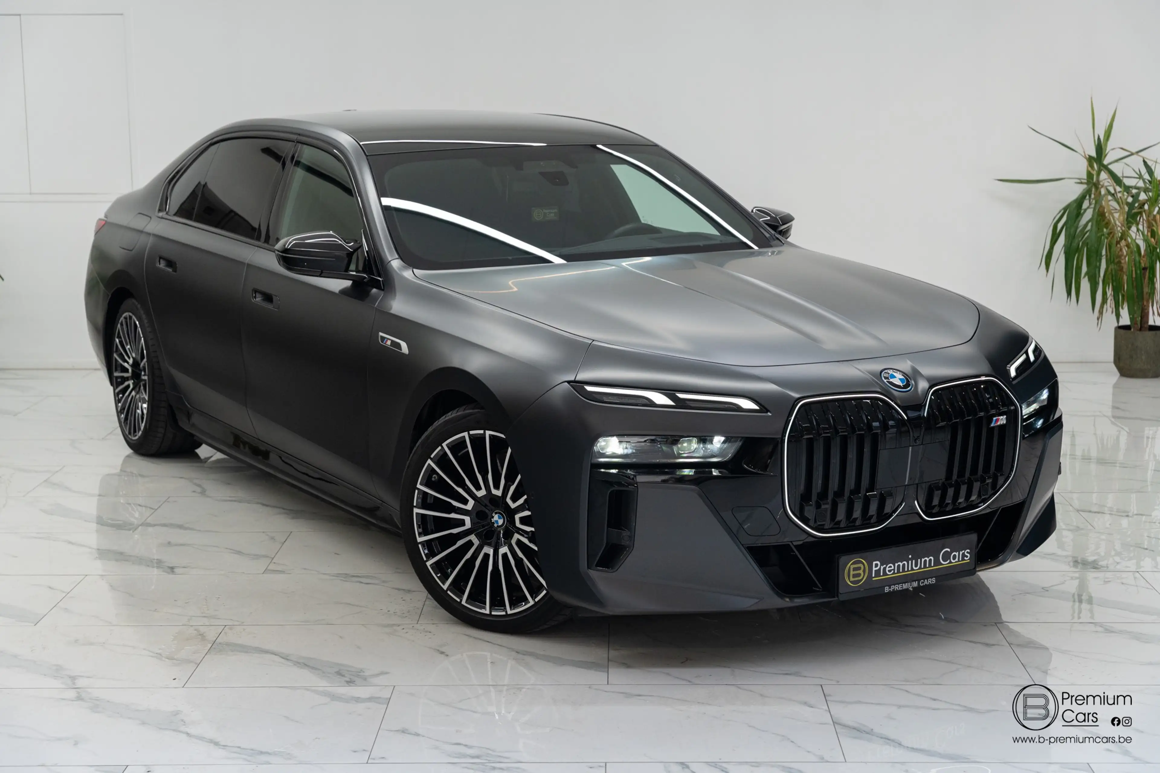 BMW 760 xDrive Individual! FULL OPTIONS! Black pack! — photo 8