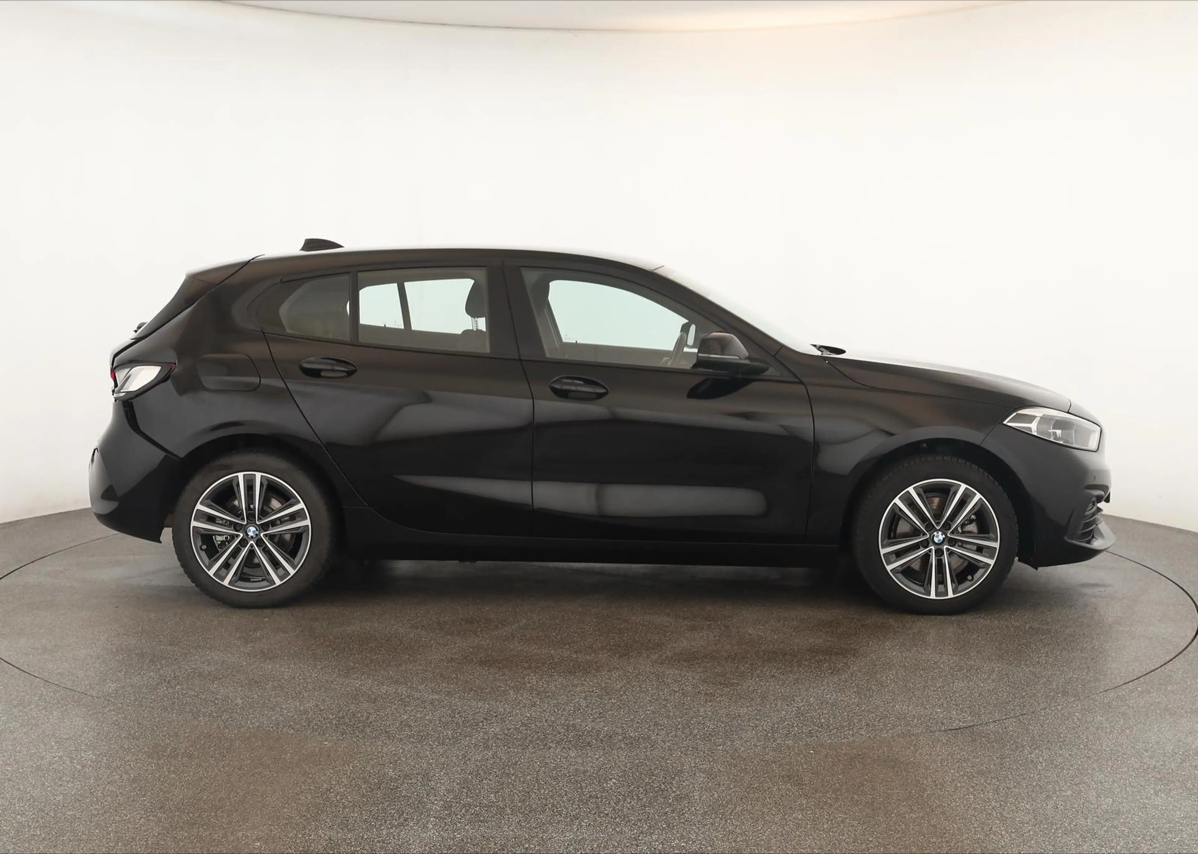 BMW 118 i Advantage LED LiveCockpitPro SitzHZ PDC 17" — photo 5