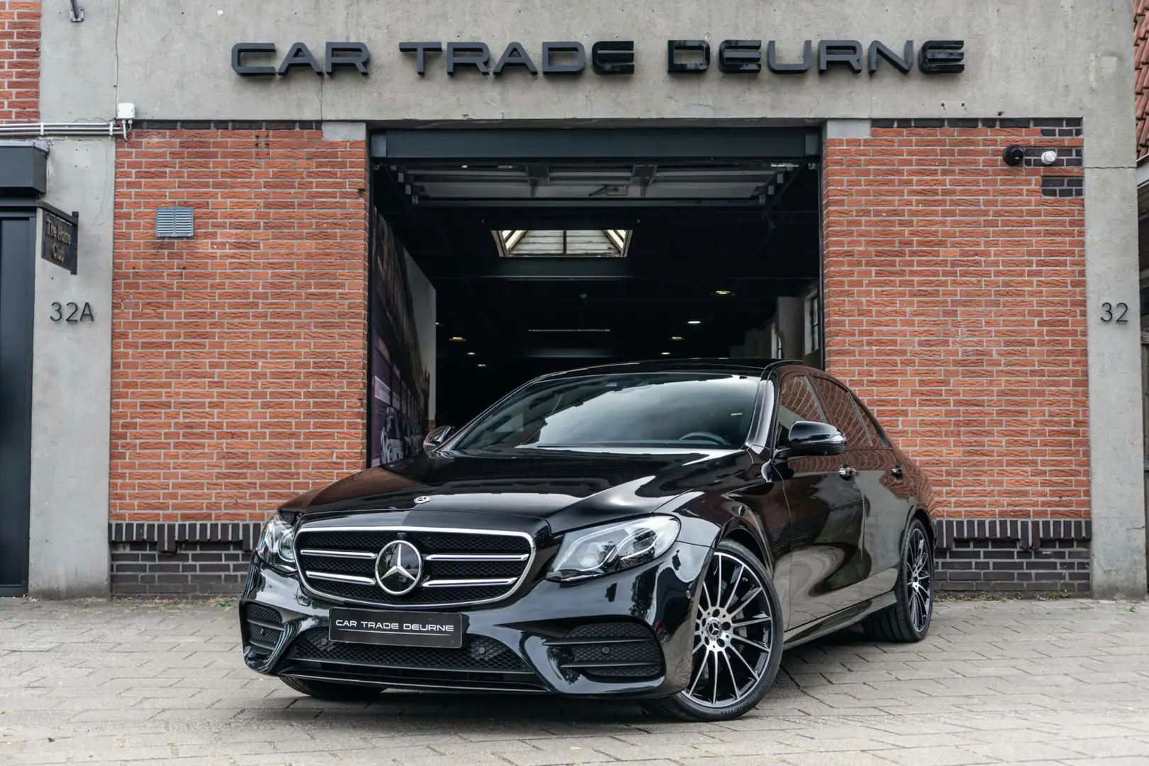 Mercedes-Benz E 350 AMG Pano / Burmester / Camera Zwart - 1