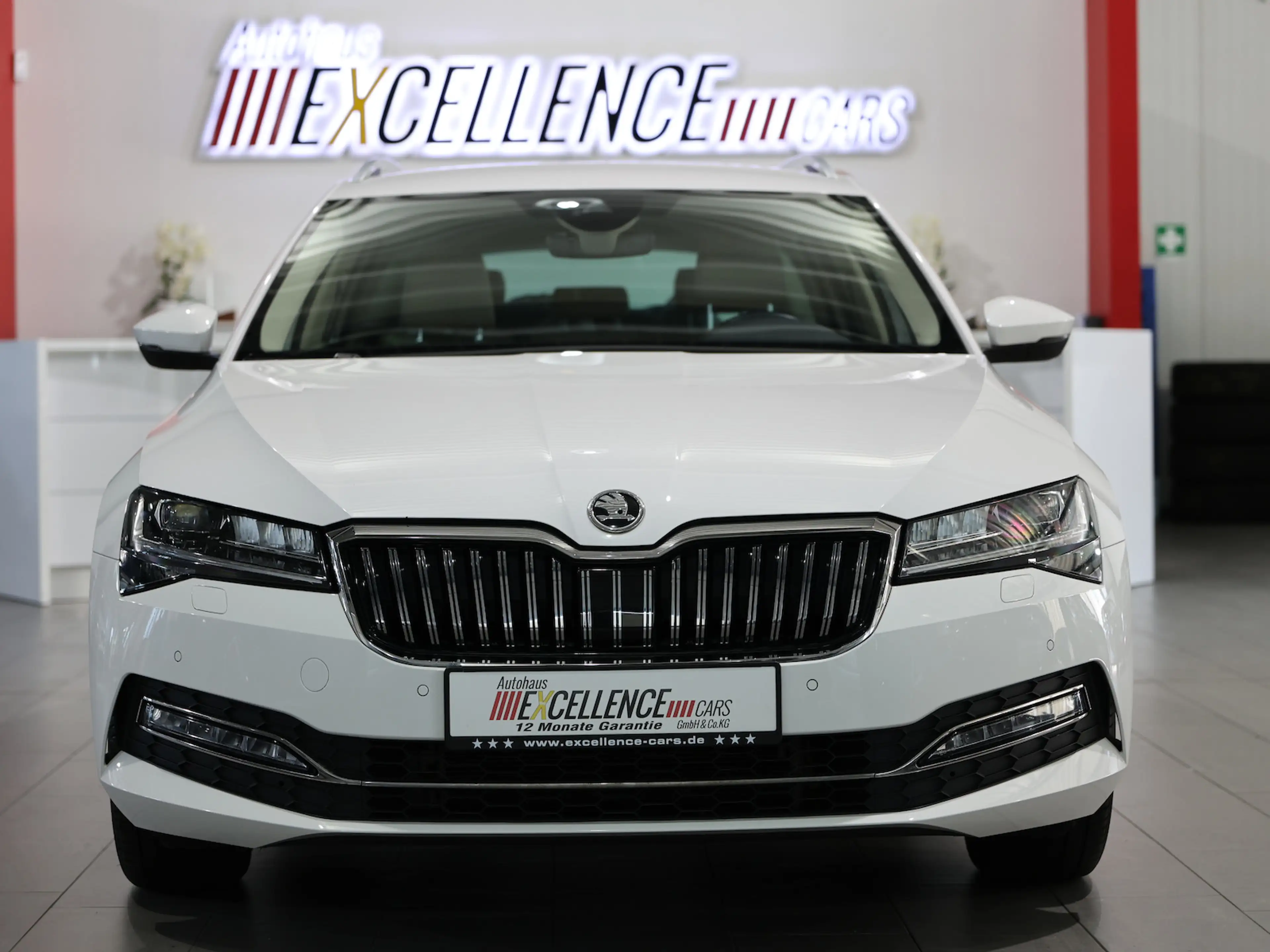 Skoda Superb Combi 2.0 TDI DSG STYLE / WHITE & BEIGE / — photo 6