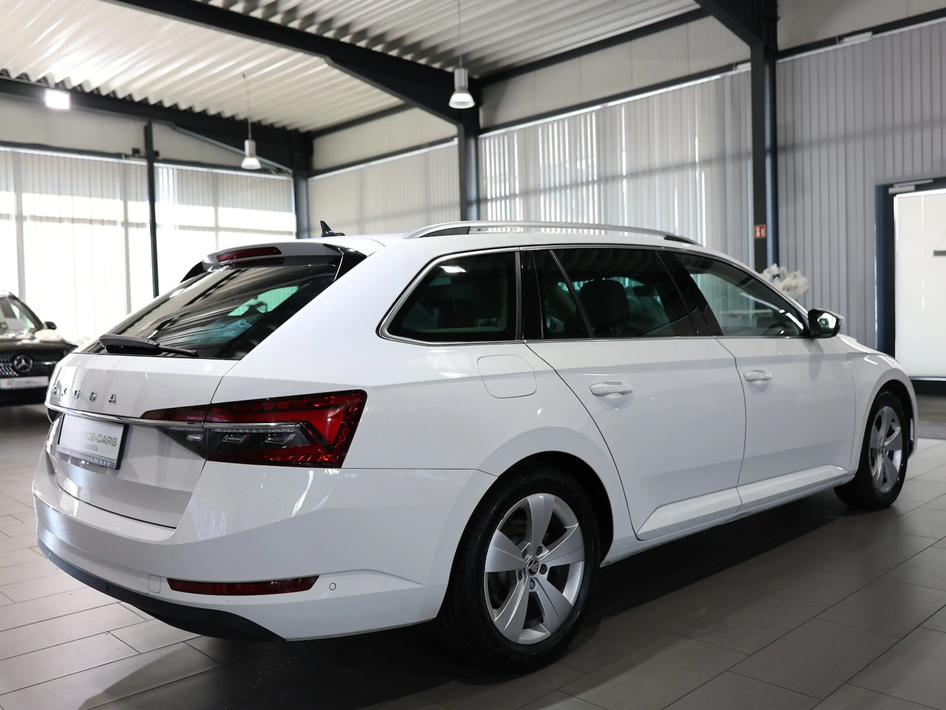 Skoda Superb Combi 2.0 TDI DSG STYLE / WHITE & BEIGE / — photo 10