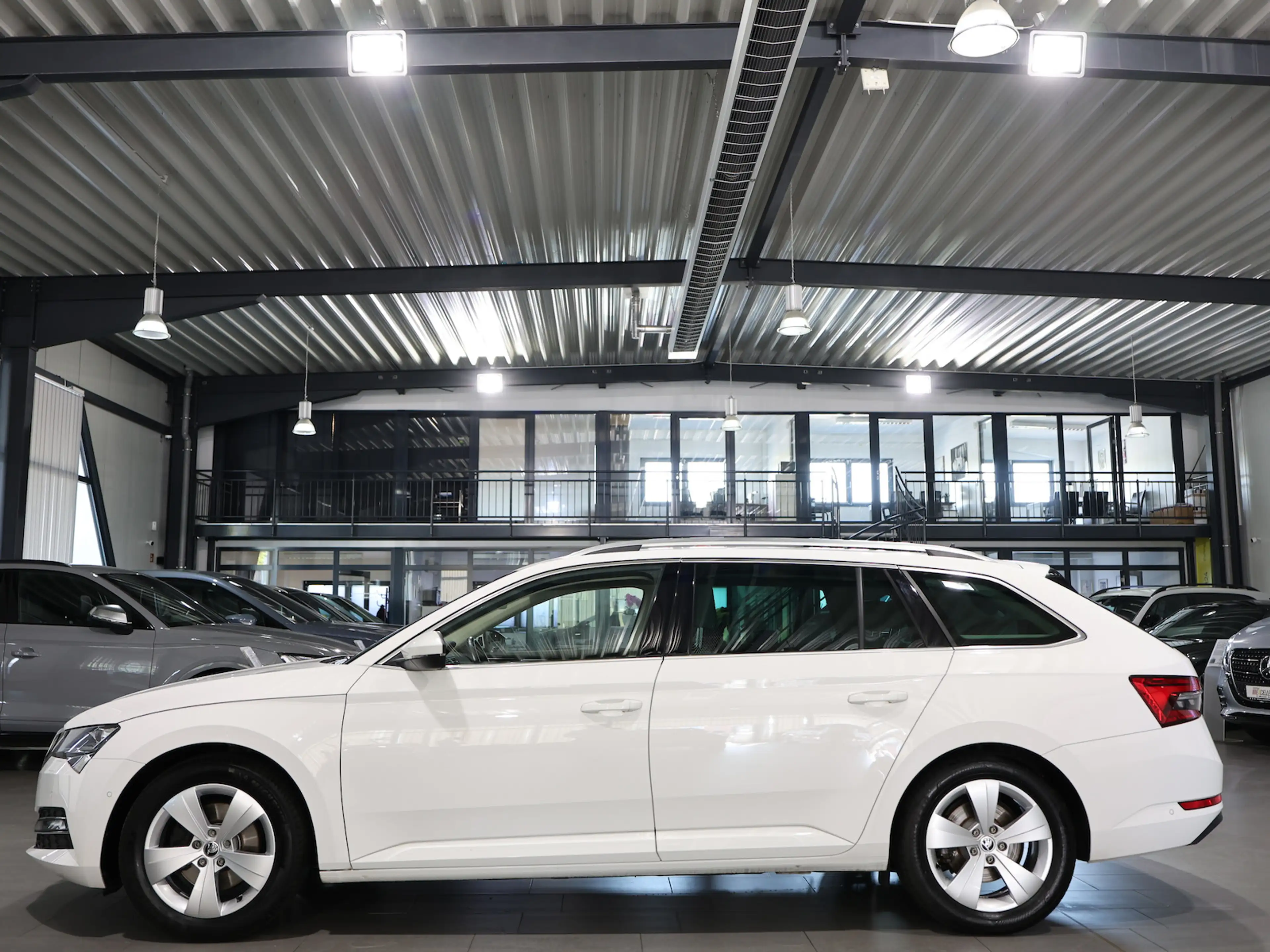 Skoda Superb Combi 2.0 TDI DSG STYLE / WHITE & BEIGE / — photo 7