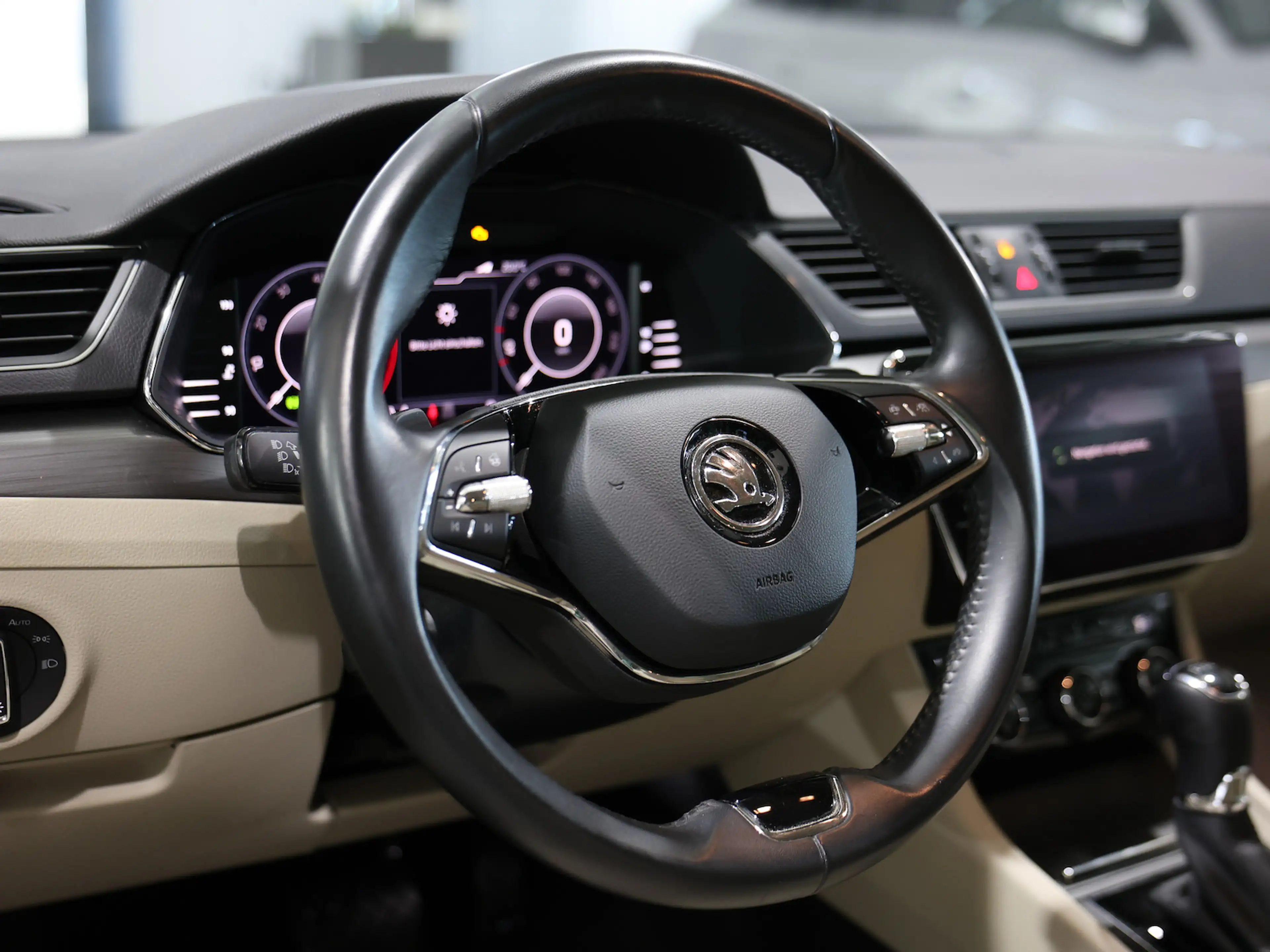 Skoda Superb Combi 2.0 TDI DSG STYLE / WHITE & BEIGE / — photo 14