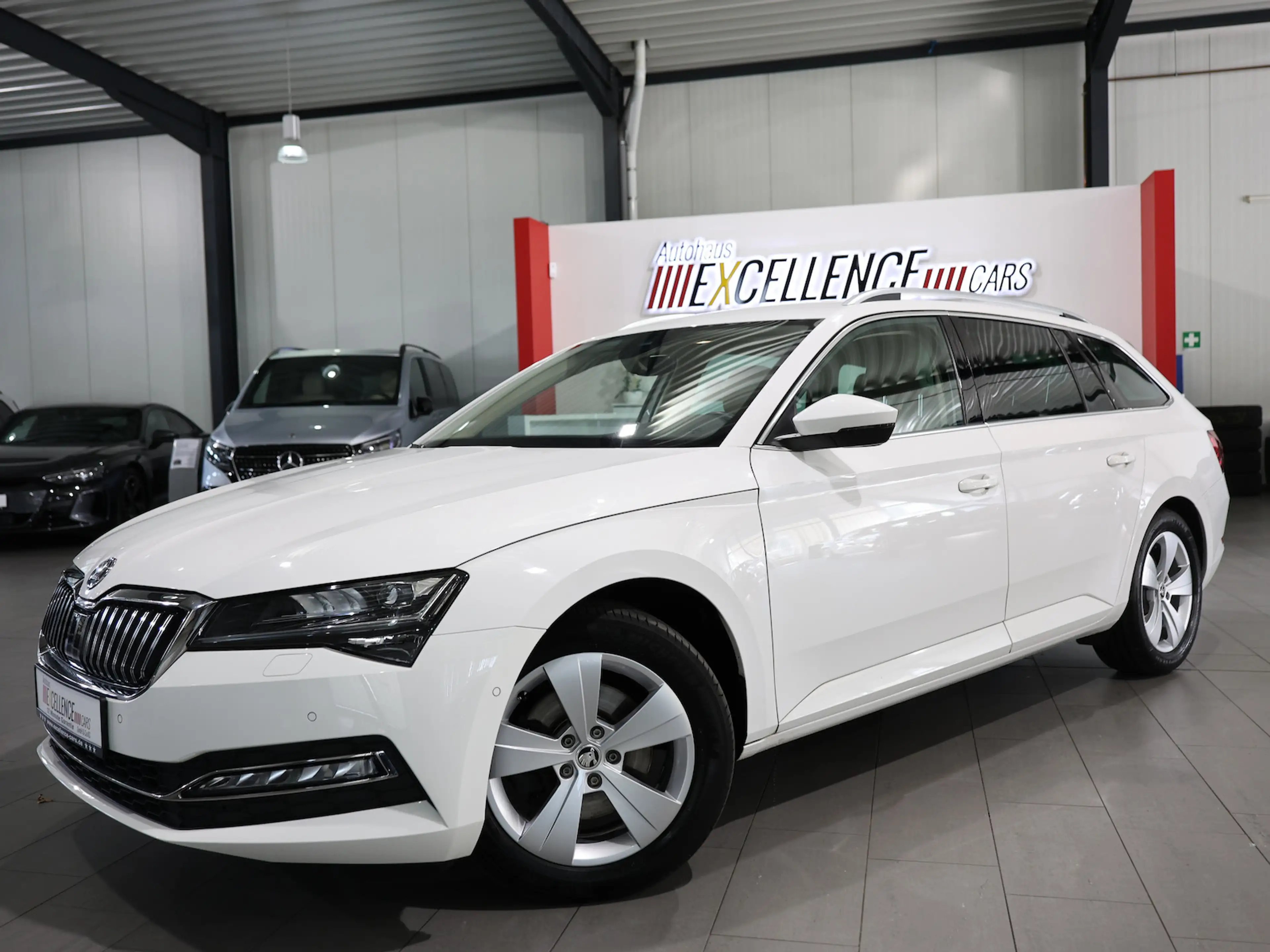 Skoda Superb Combi 2.0 TDI DSG STYLE / WHITE & BEIGE / — photo 5