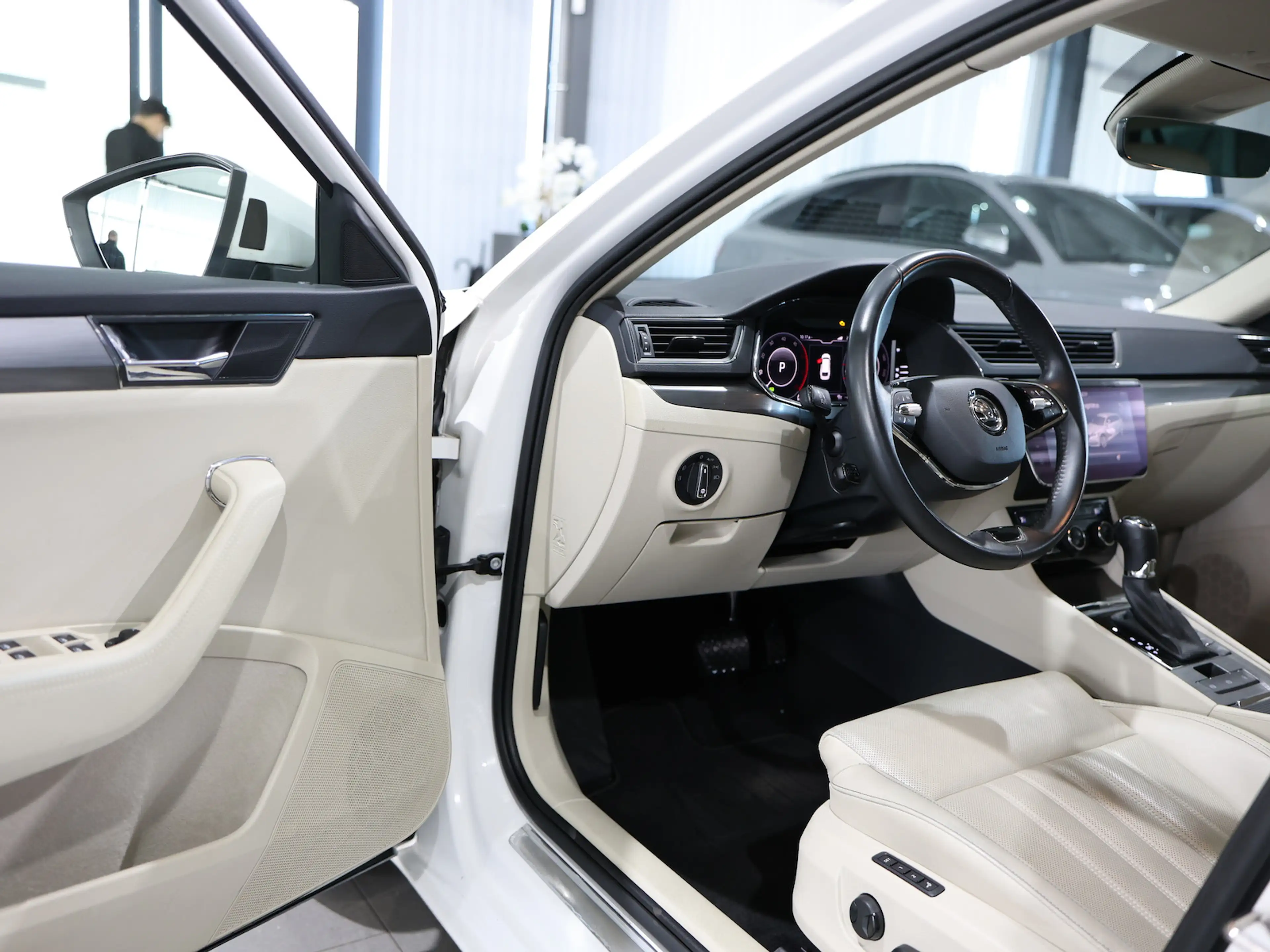 Skoda Superb Combi 2.0 TDI DSG STYLE / WHITE & BEIGE / — photo 12