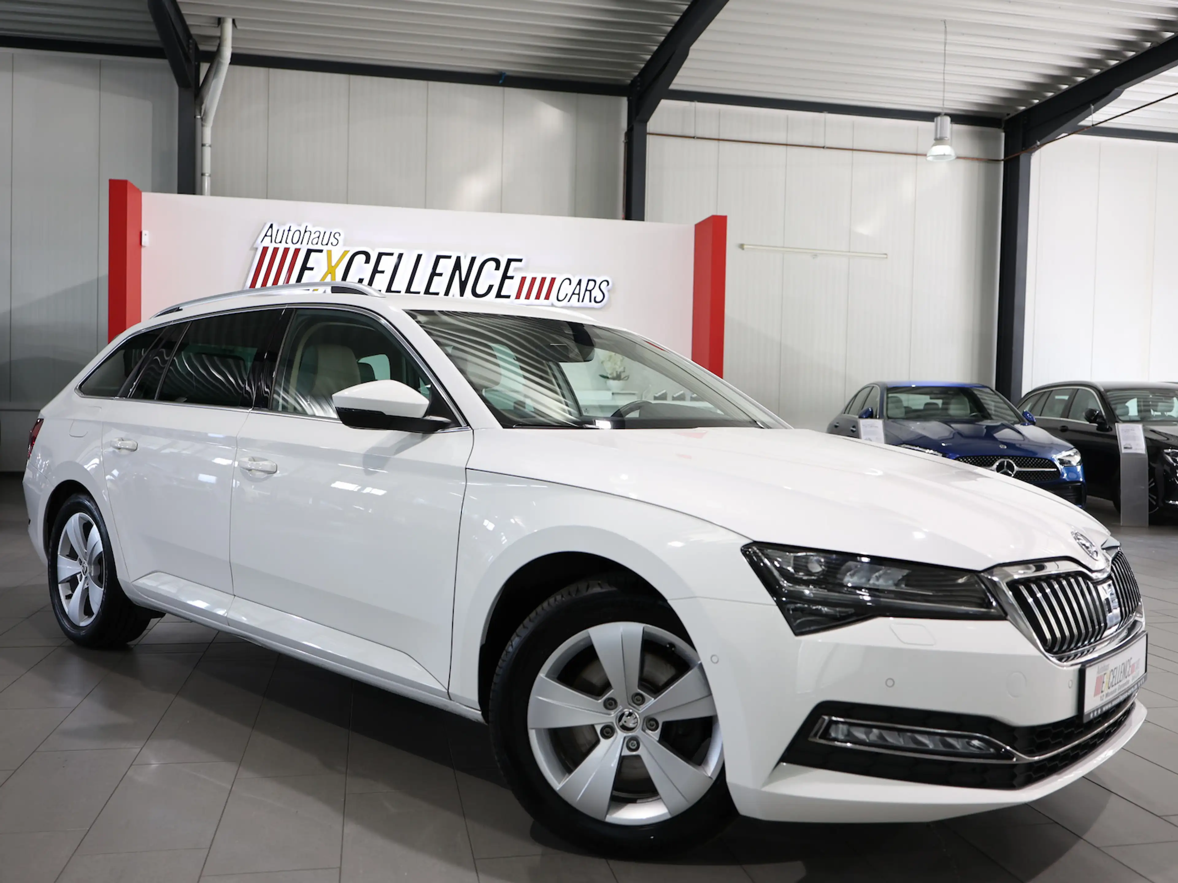 Skoda Superb Combi 2.0 TDI DSG STYLE / WHITE & BEIGE / — photo 3