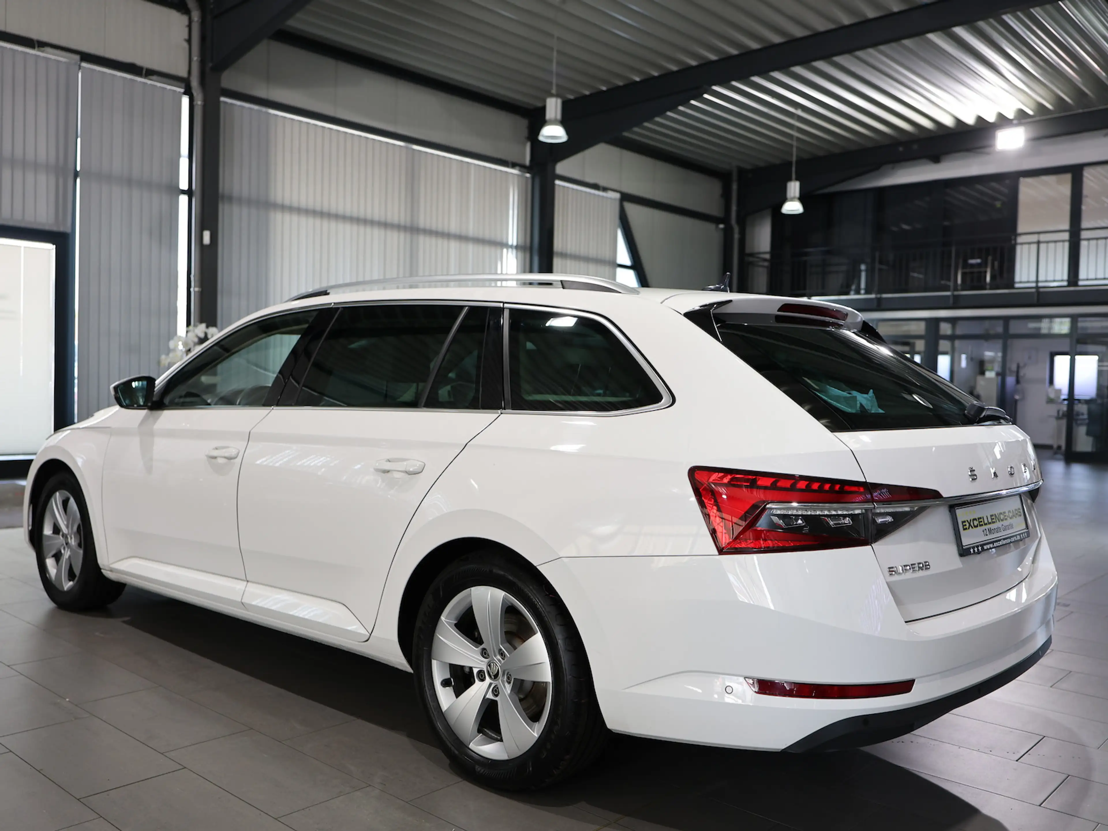 Skoda Superb Combi 2.0 TDI DSG STYLE / WHITE & BEIGE / — photo 9