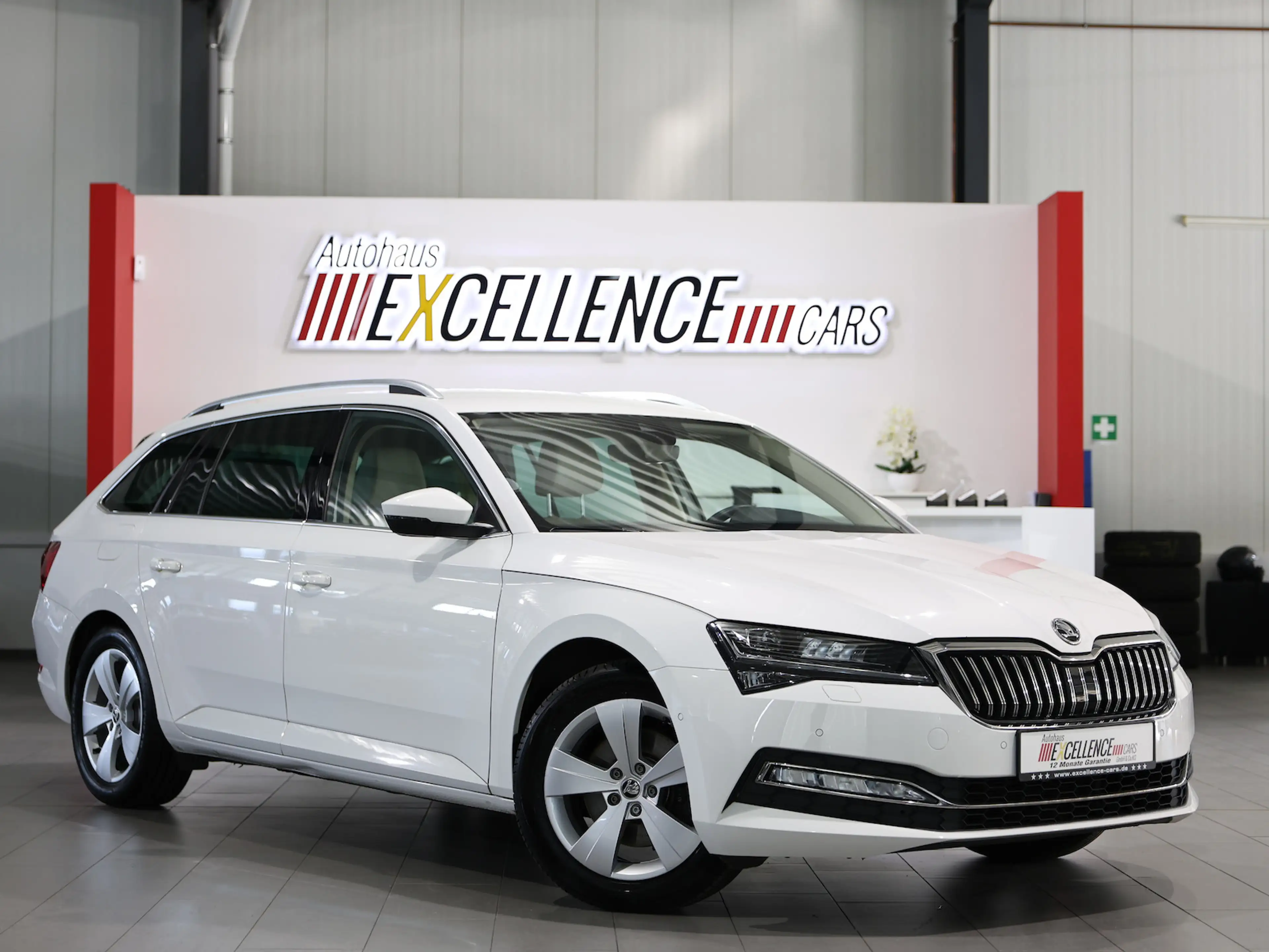 Skoda Superb Combi 2.0 TDI DSG STYLE / WHITE & BEIGE /