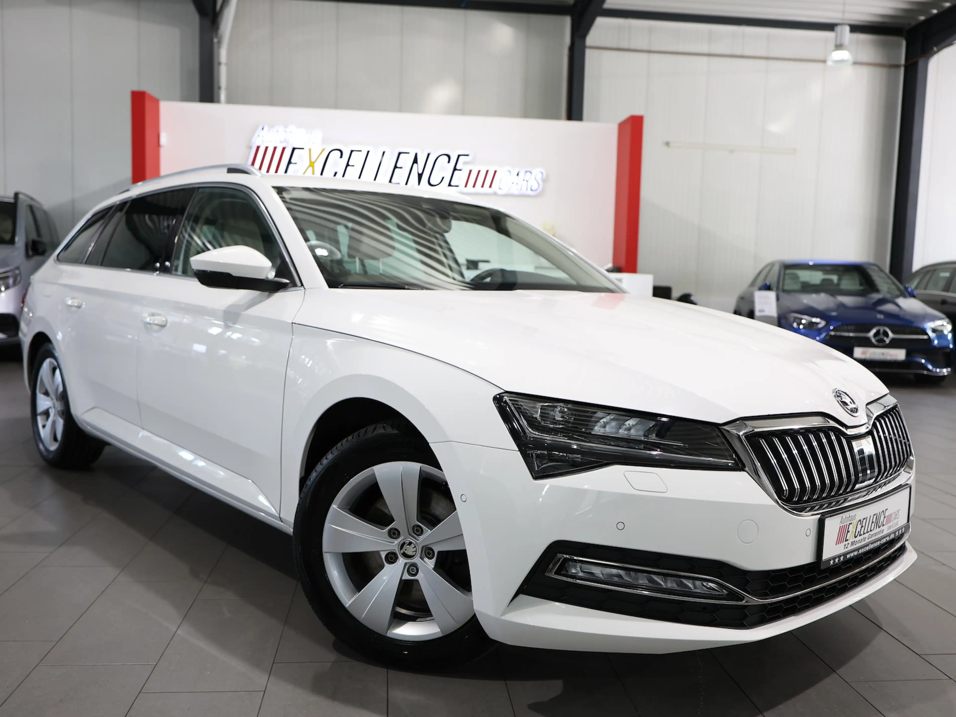 Skoda Superb Combi 2.0 TDI DSG STYLE / WHITE & BEIGE / — photo 2