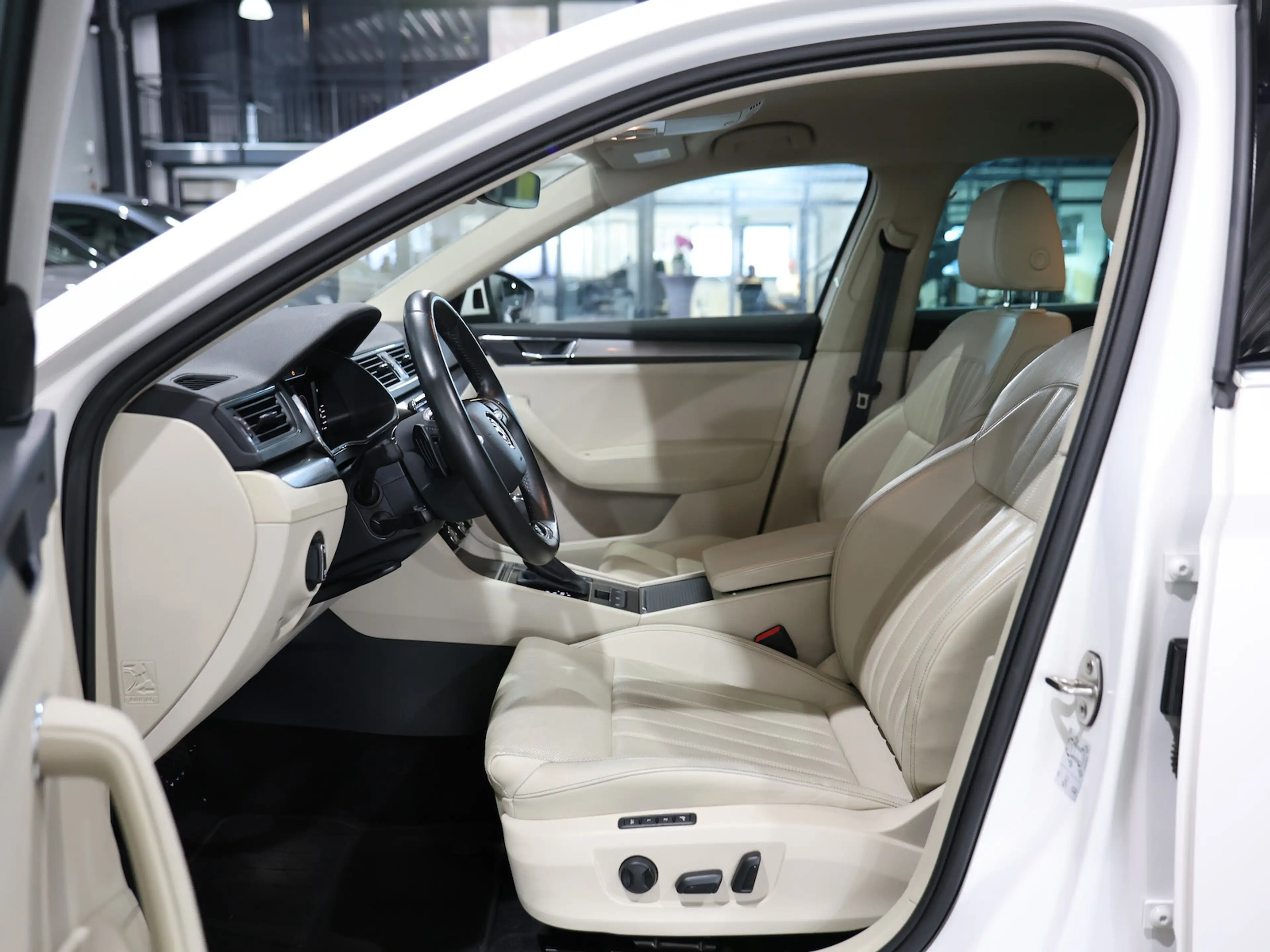 Skoda Superb Combi 2.0 TDI DSG STYLE / WHITE & BEIGE / — photo 13