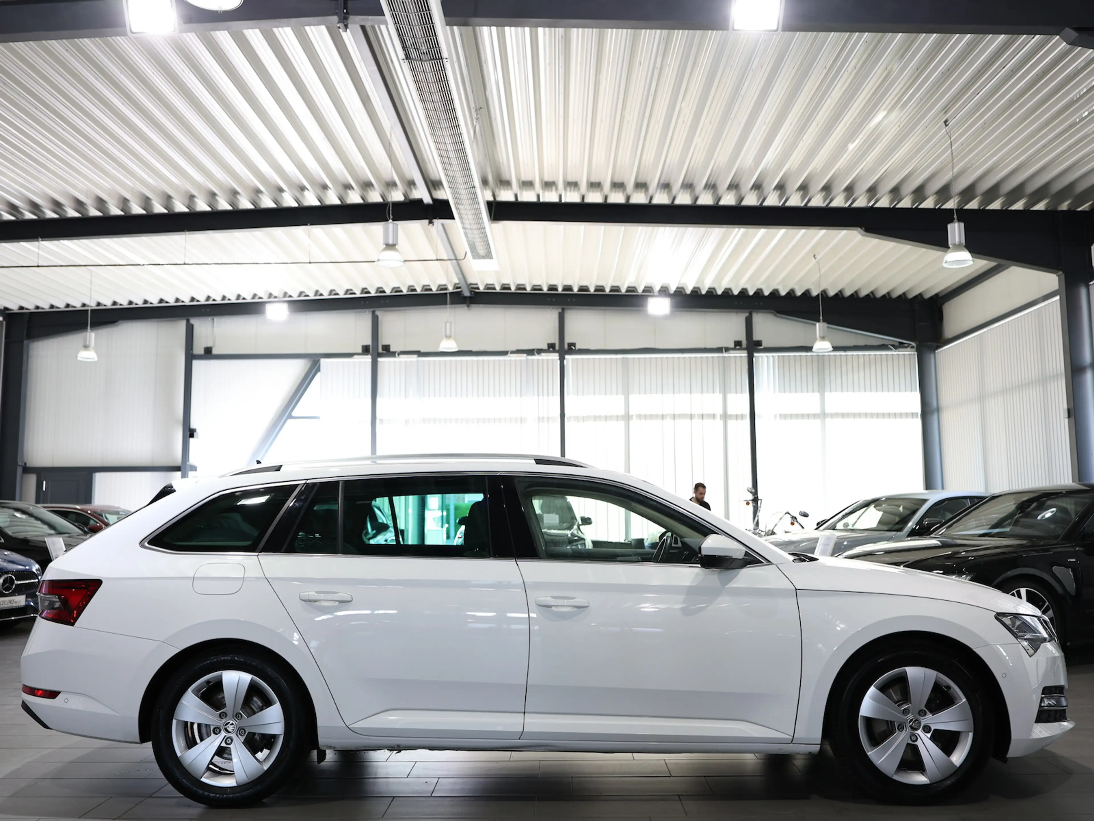 Skoda Superb Combi 2.0 TDI DSG STYLE / WHITE & BEIGE / — photo 8