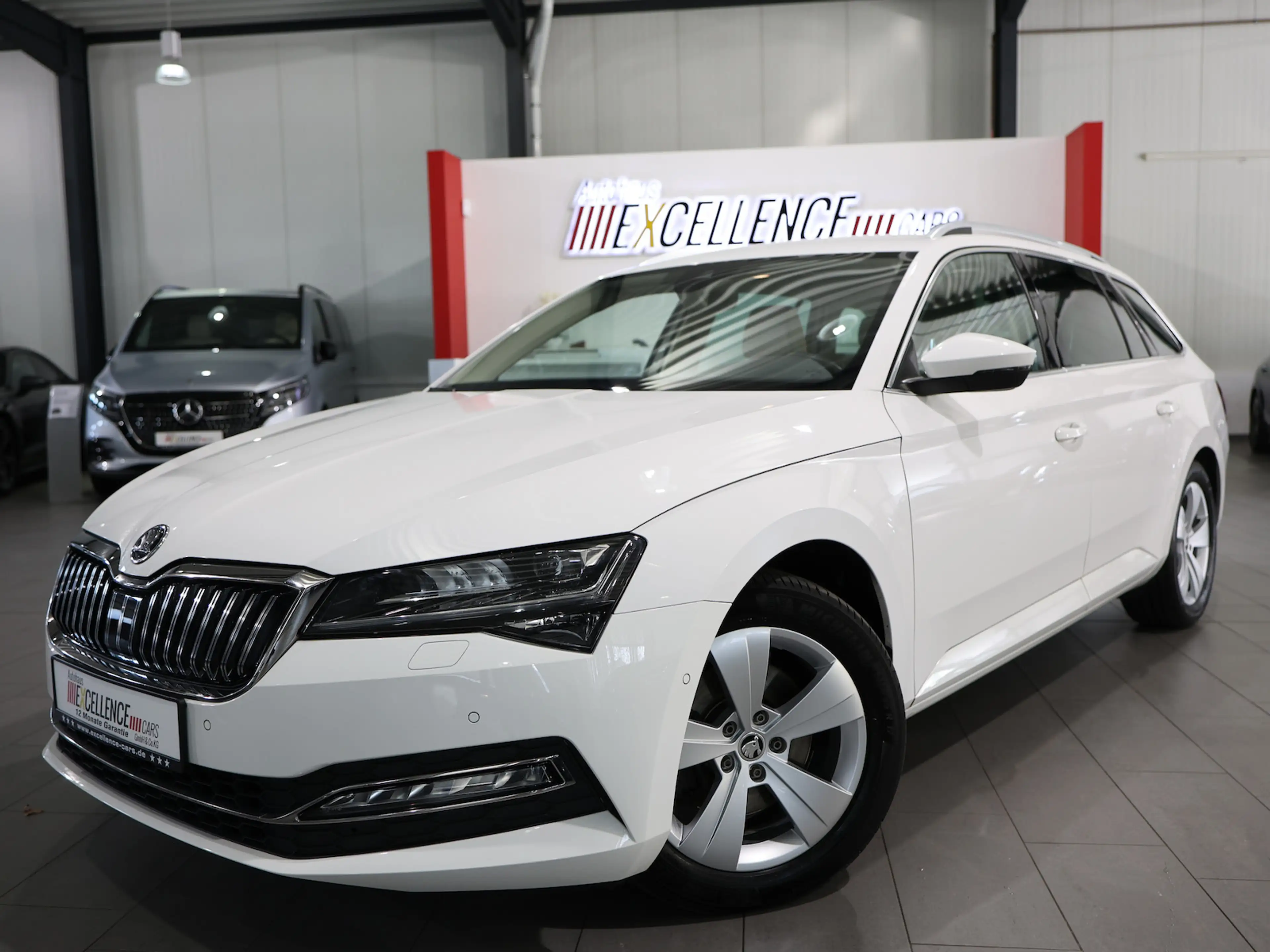 Skoda Superb Combi 2.0 TDI DSG STYLE / WHITE & BEIGE / — photo 4