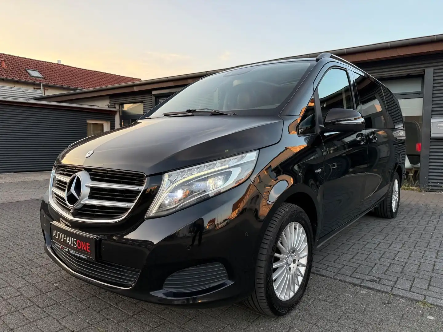 Mercedes-Benz V 250 d Lang 4MATIC/PANORAMA/AHK Schwarz - 1