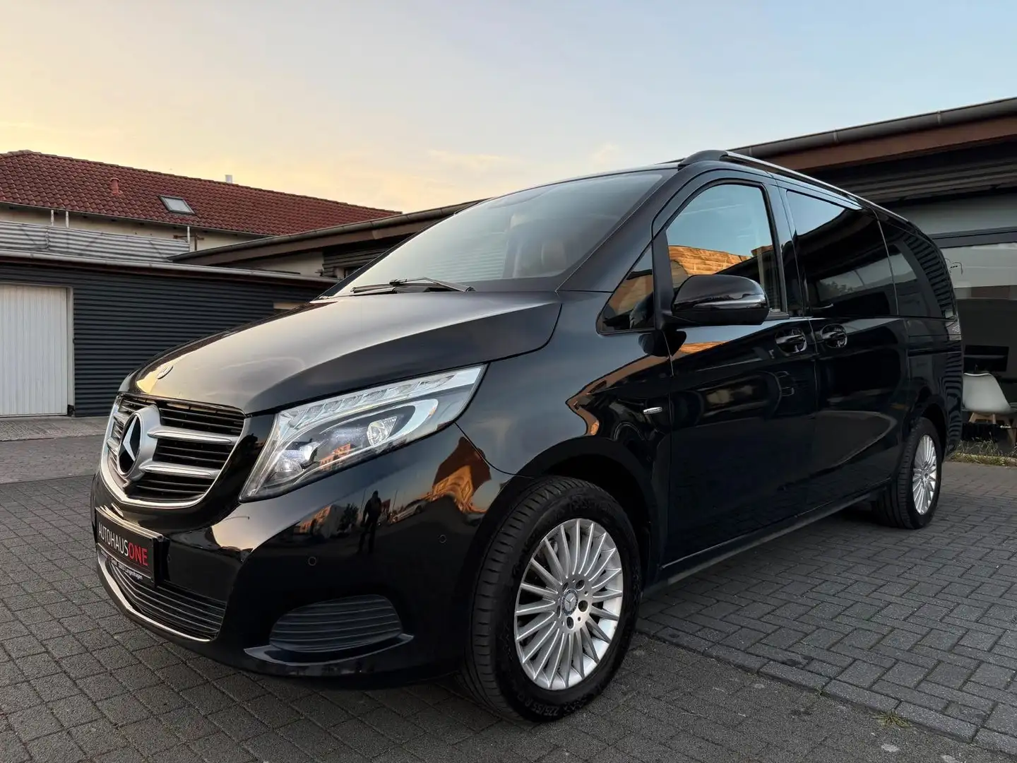 Mercedes-Benz V 250 d Lang 4MATIC/PANORAMA/AHK Schwarz - 2