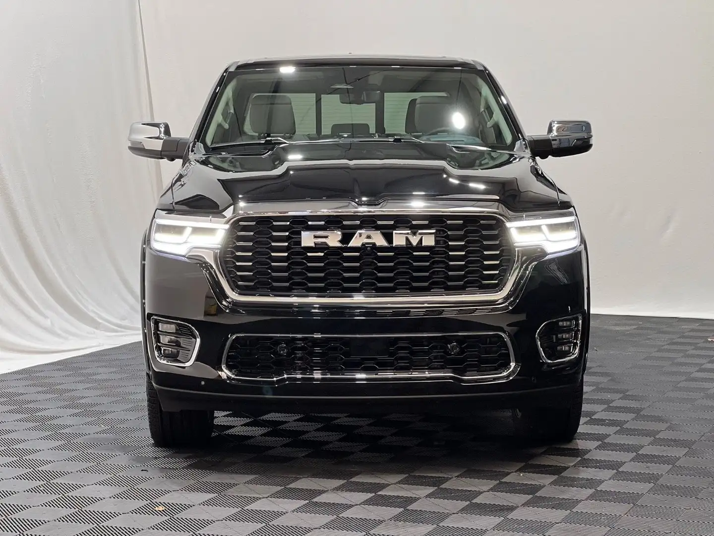 Dodge RAM 1500 Tungsten H/O 3.0L MY25 Noir - 2