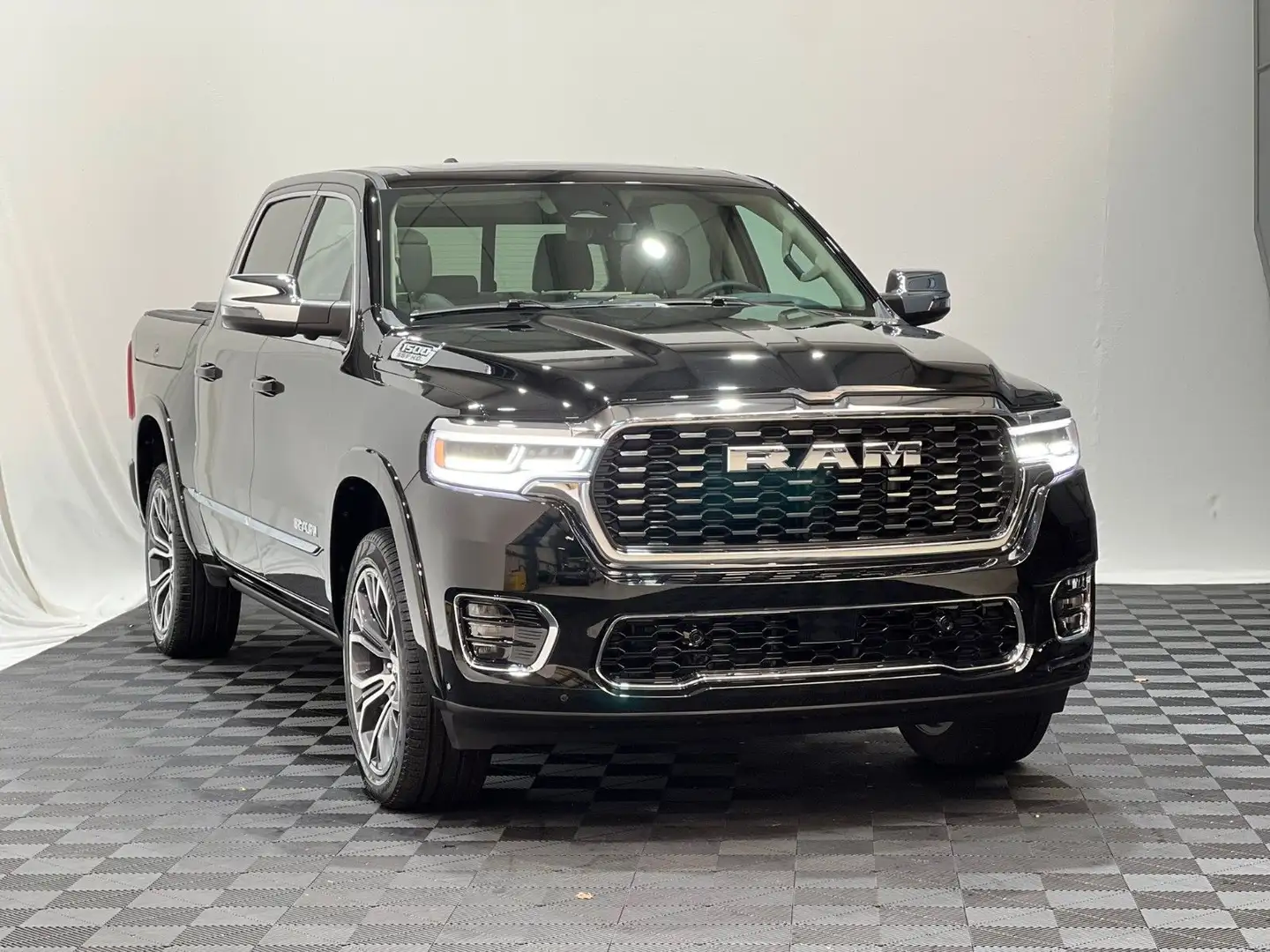 Dodge RAM 1500 Tungsten H/O 3.0L MY25 Noir - 1