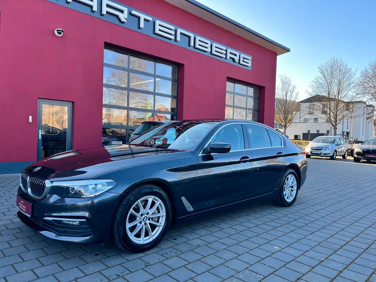 BMW 530 d Lim.//NAVI PROF//LED//HUD//360°CAM//SRA// Grijs - 1