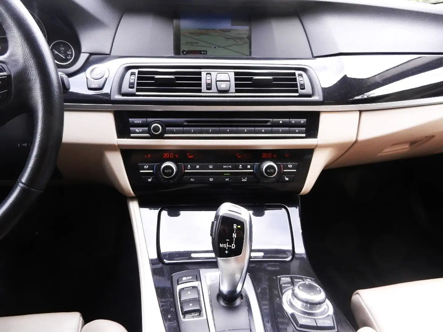 BMW 525 525d xDrive Touring Aut. Sportsitze, HUD Fekete - 2