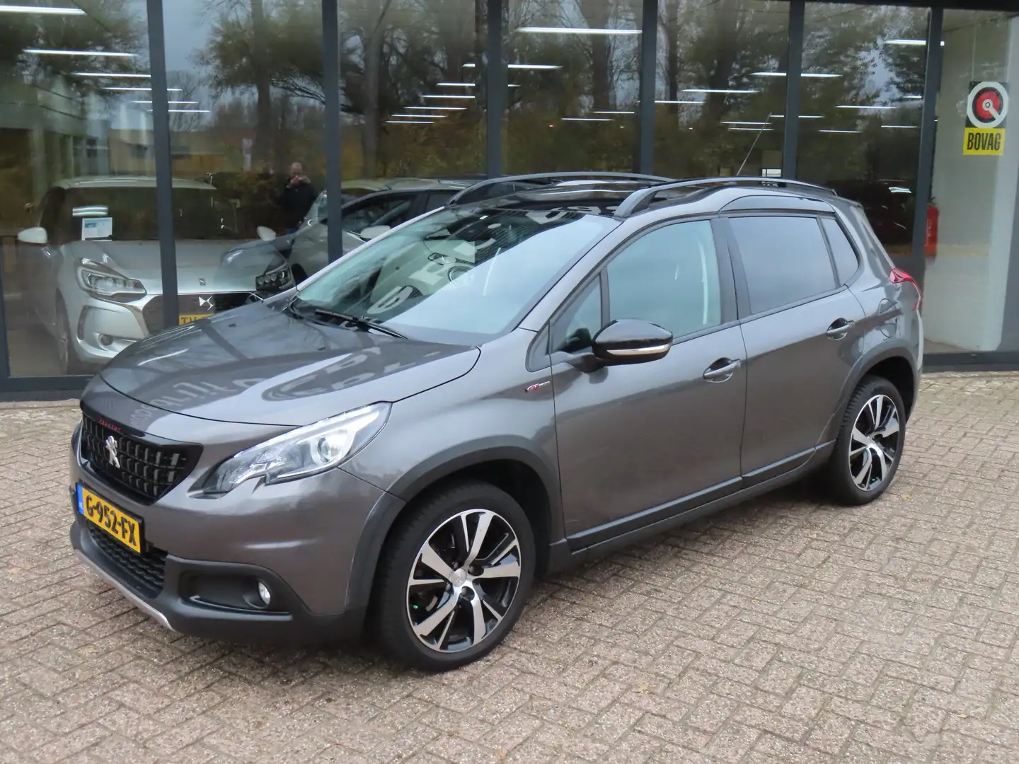 Peugeot 2008 1.2 PureTech GT-Line*Panoramadak*Navigatie* Grijs - 2