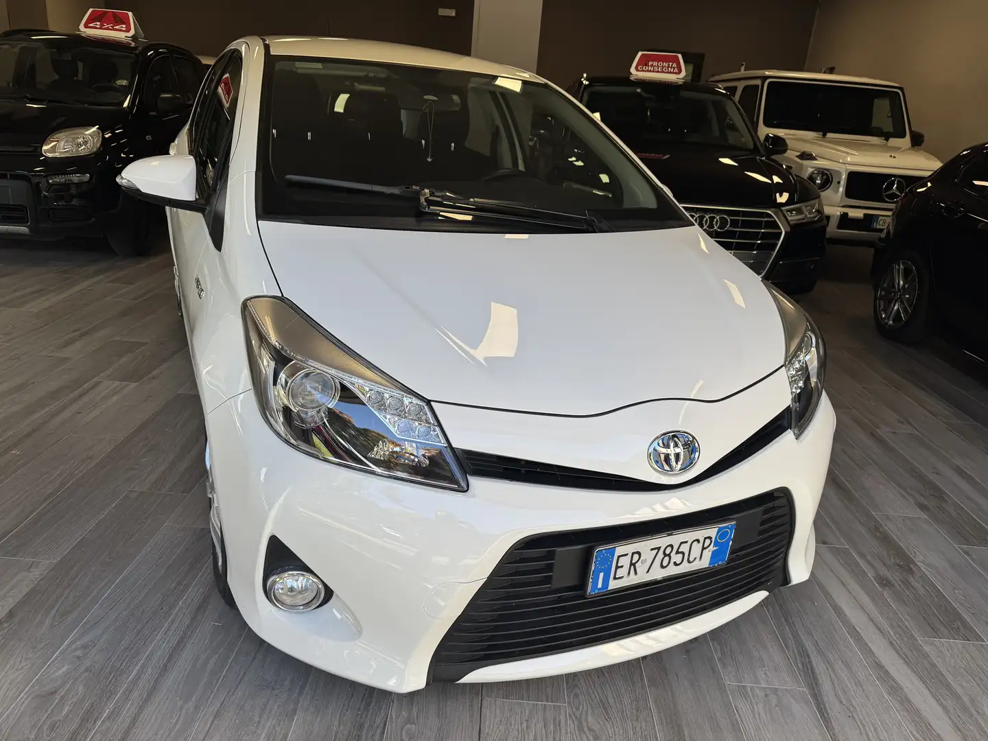Toyota Yaris 5p 1.5h Lounge Bianco - 1