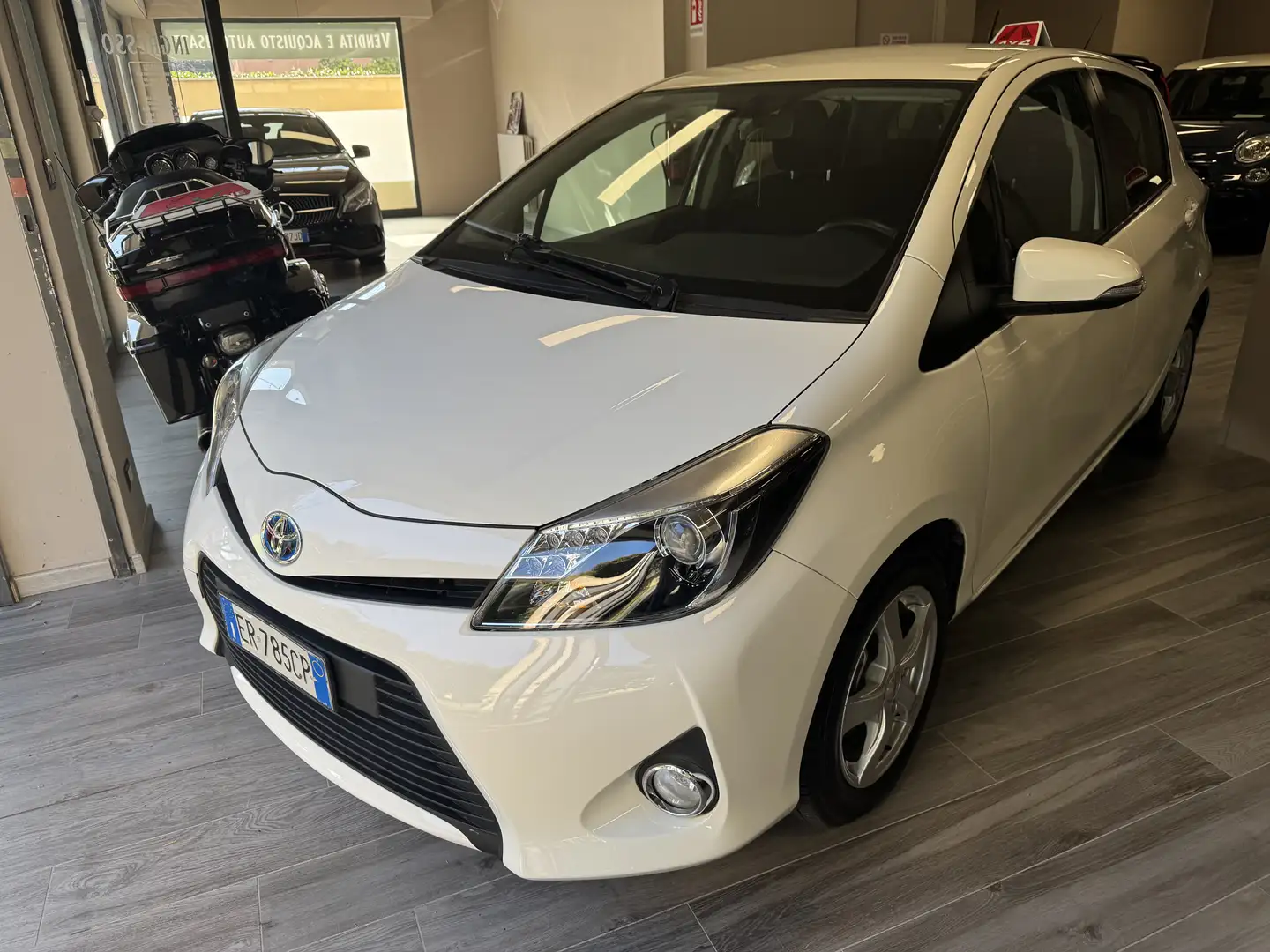 Toyota Yaris 5p 1.5h Lounge Bianco - 2