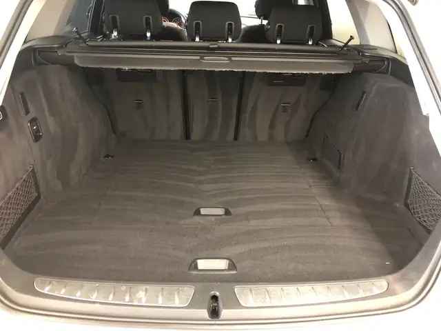 BMW 3 Series view 10