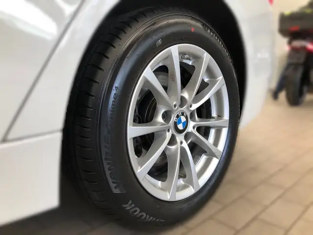 BMW 3 Series view 3