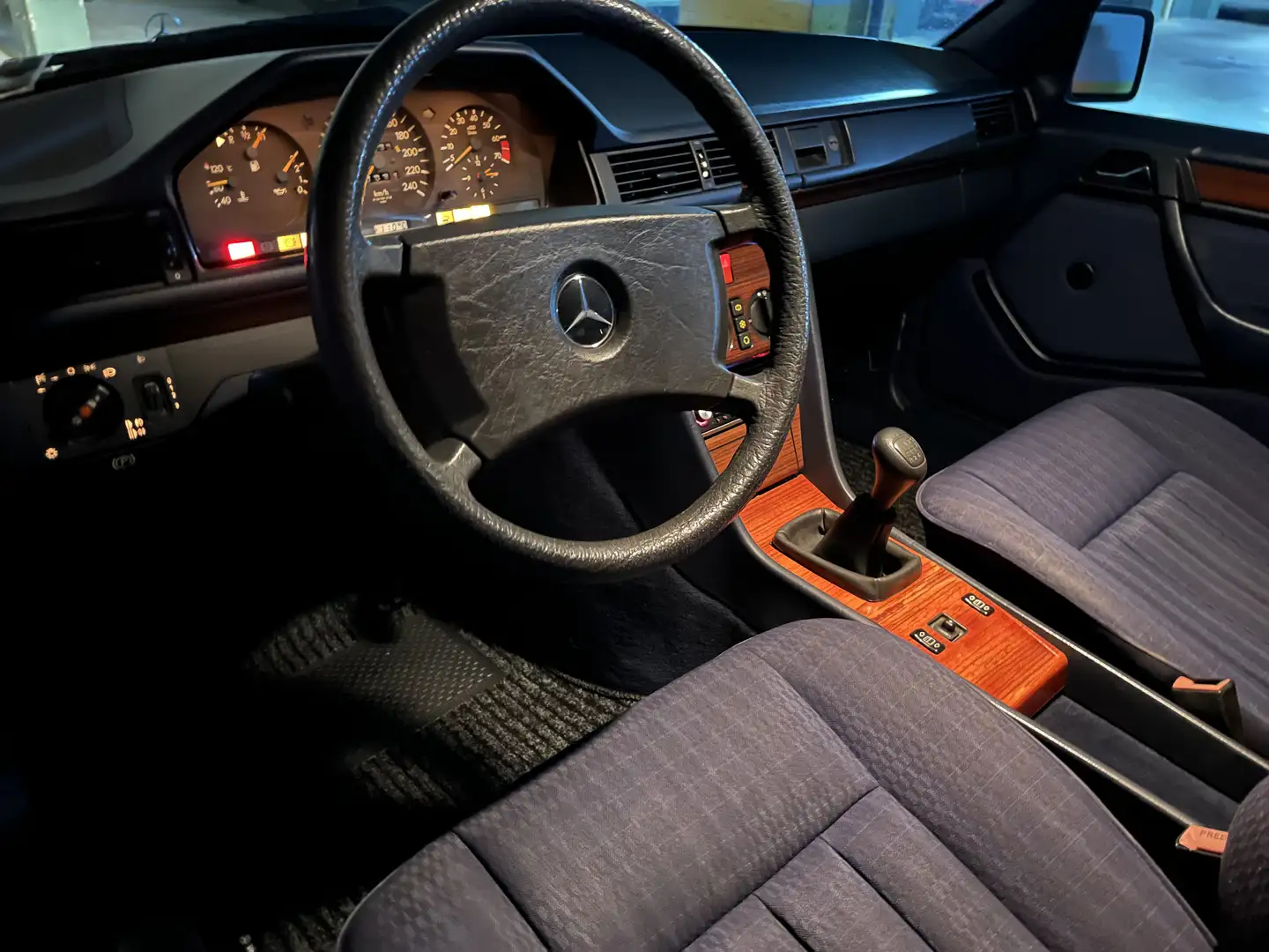 Mercedes-Benz E 260 - 1