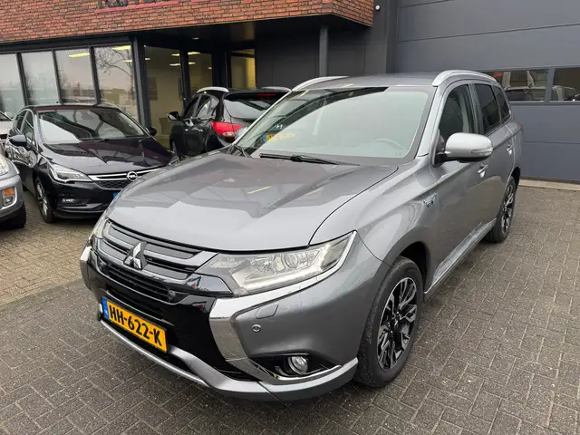 Mitsubishi Outlander 2.0 PHEV Executive CAMERA TREKHAAK LEDER ORIG NL N