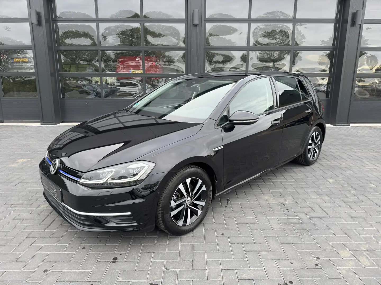 Volkswagen Golf 1.5 TSI IQ Drive / Automaat / stoelverwarming Noir - 1