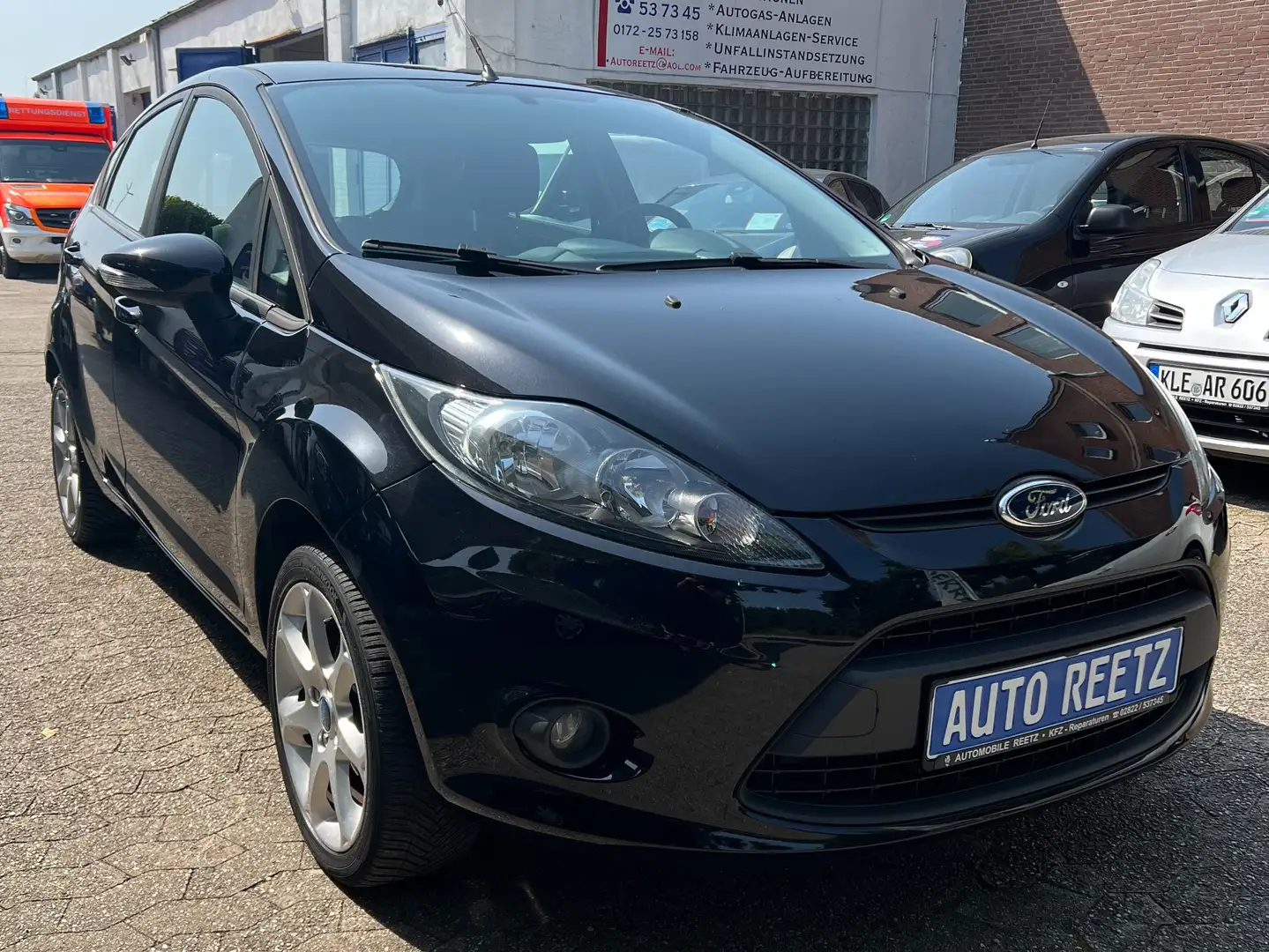 Ford Fiesta TÜV & Inspektion Neu , Klimaanlage , Garantie Schwarz - 2