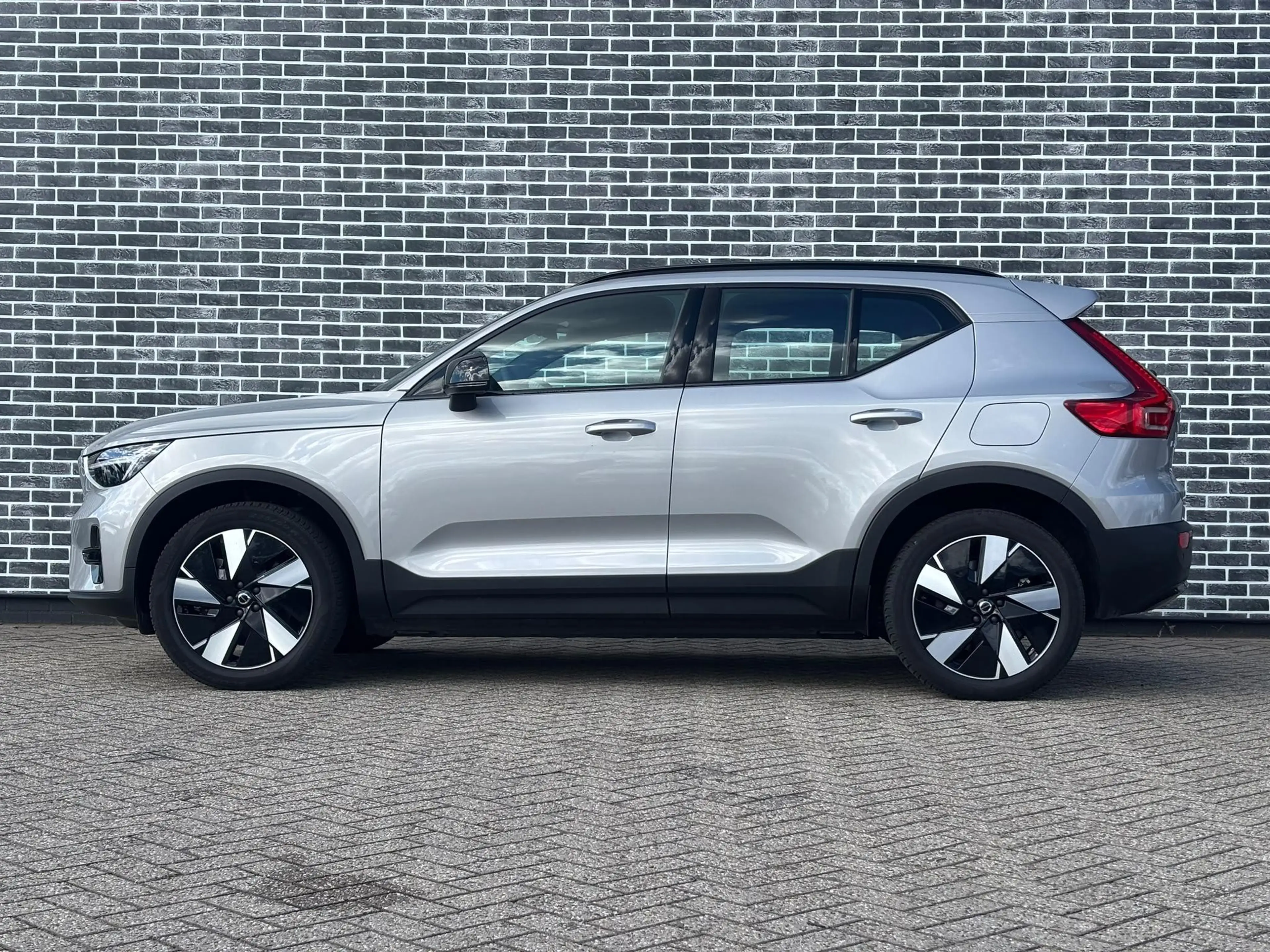 Volvo EX40 Single Motor Extended Range Plus 82 kWh — photo 4