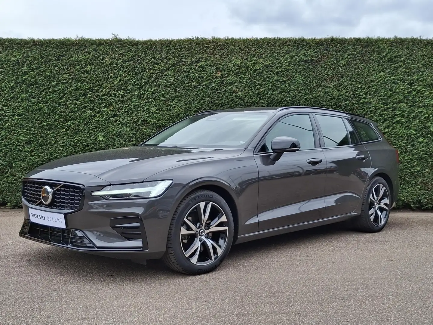 Volvo V60 B4 Plus Dark | Trekhaak |  Stoel/Stuur verwarming Gris - 1
