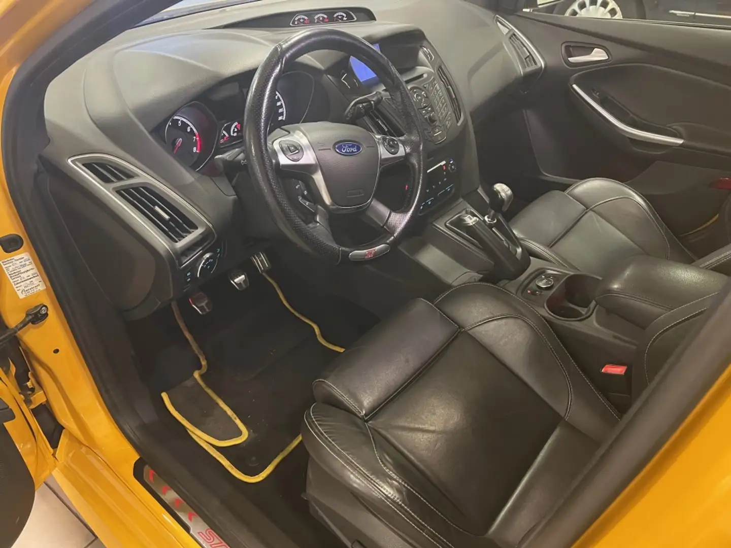 Ford Focus 2.0 Ecoboost ST Yellow - 2