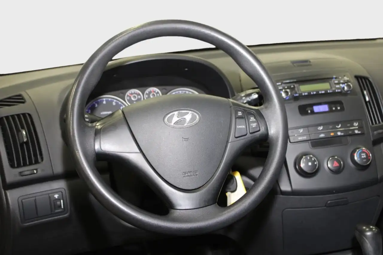 Hyundai ELANTRA photo Hyundai ELANTRA