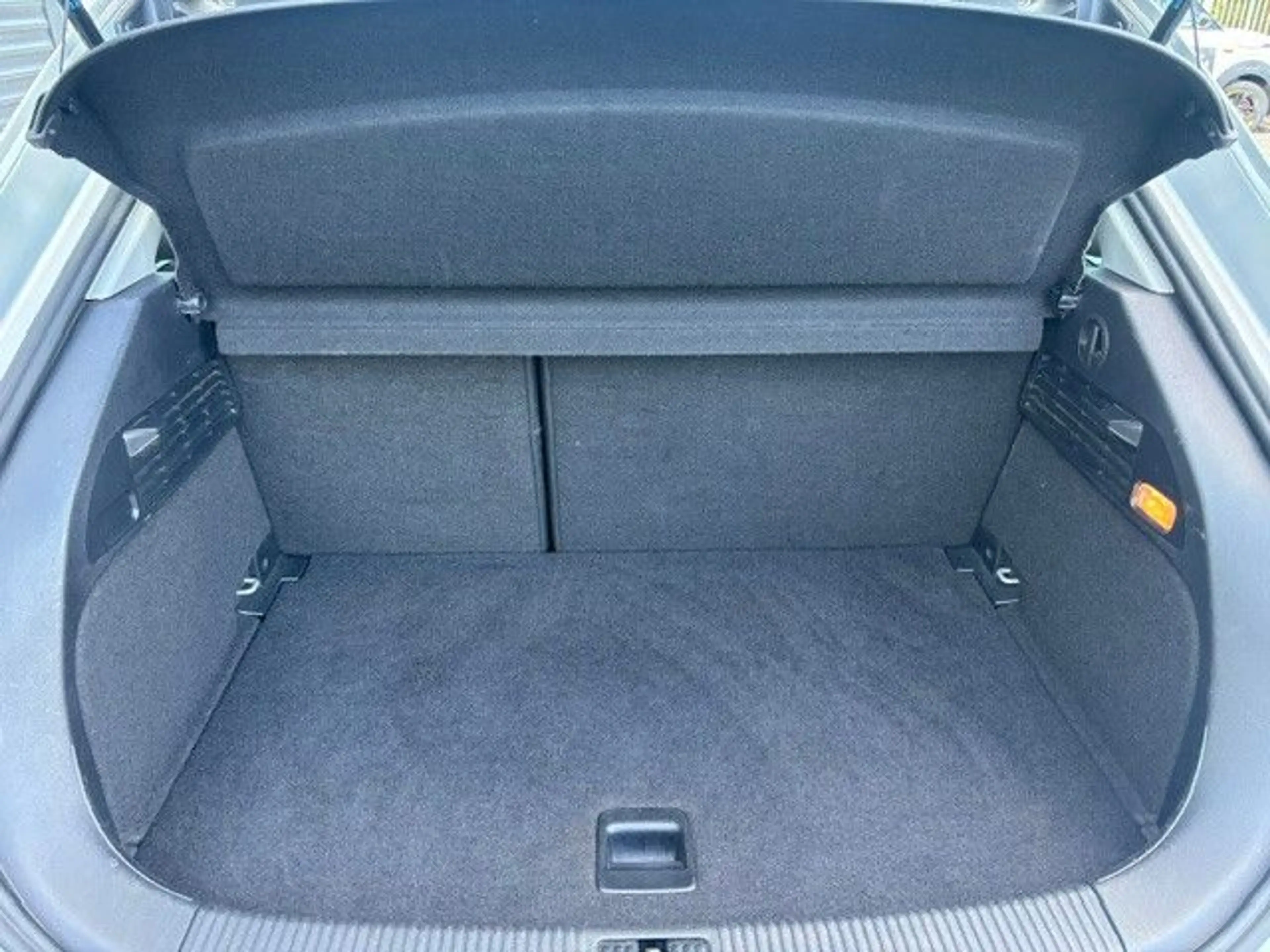 Audi A1 attraction Klima/Sitzheizung/PDC/Allwetter — photo 9