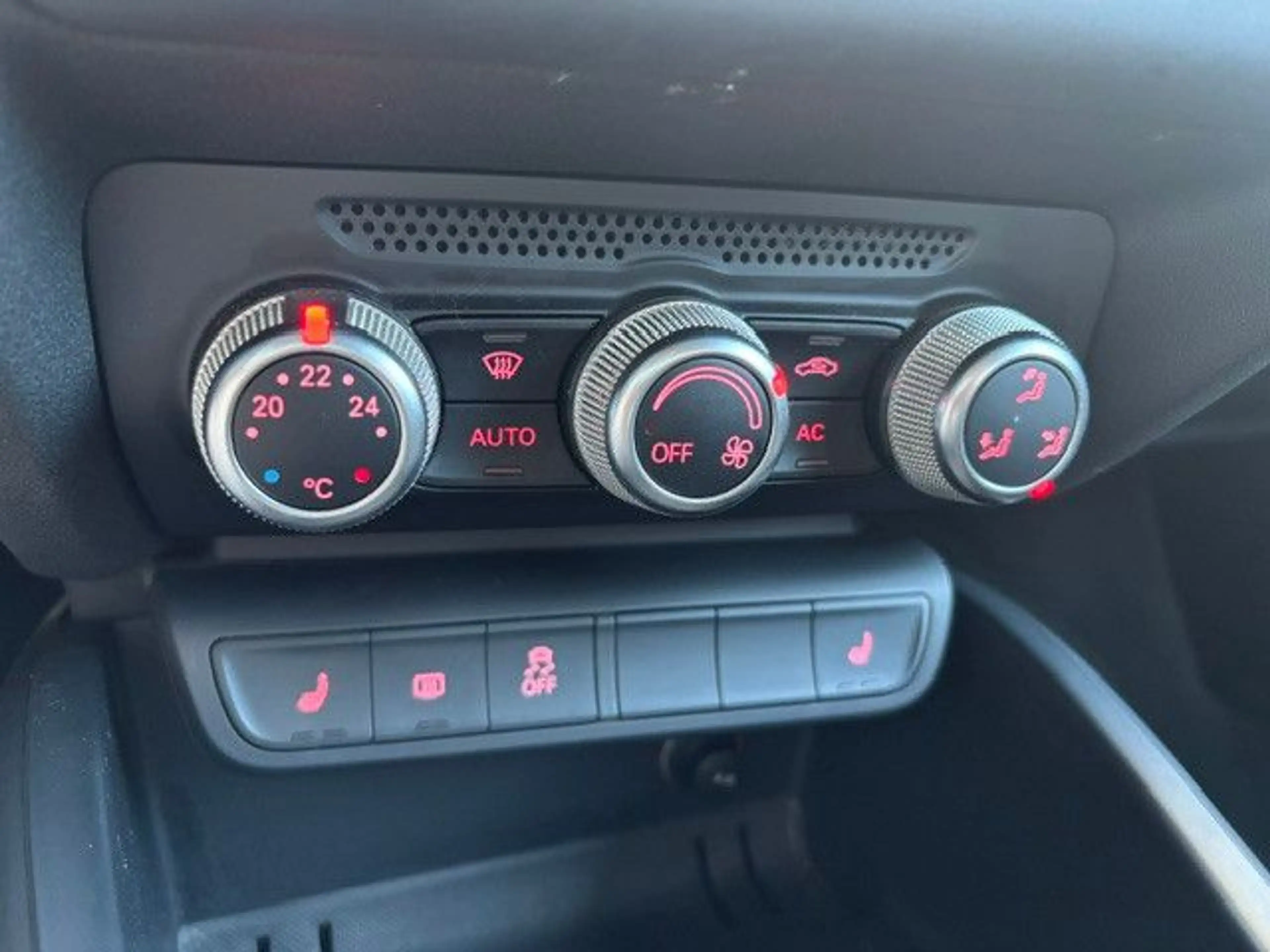 Audi A1 attraction Klima/Sitzheizung/PDC/Allwetter — photo 14