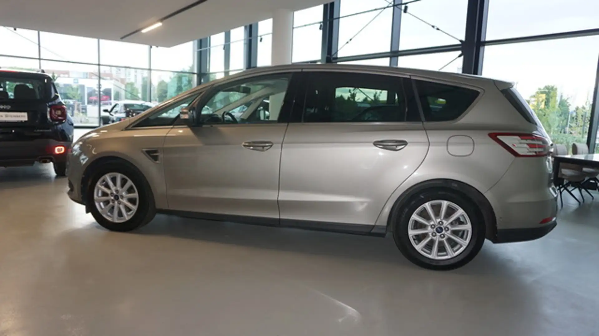 Ford S-Max AUTOMATIK+NAVIGATION+PANO+7 SITZE+XENON Gris - 2