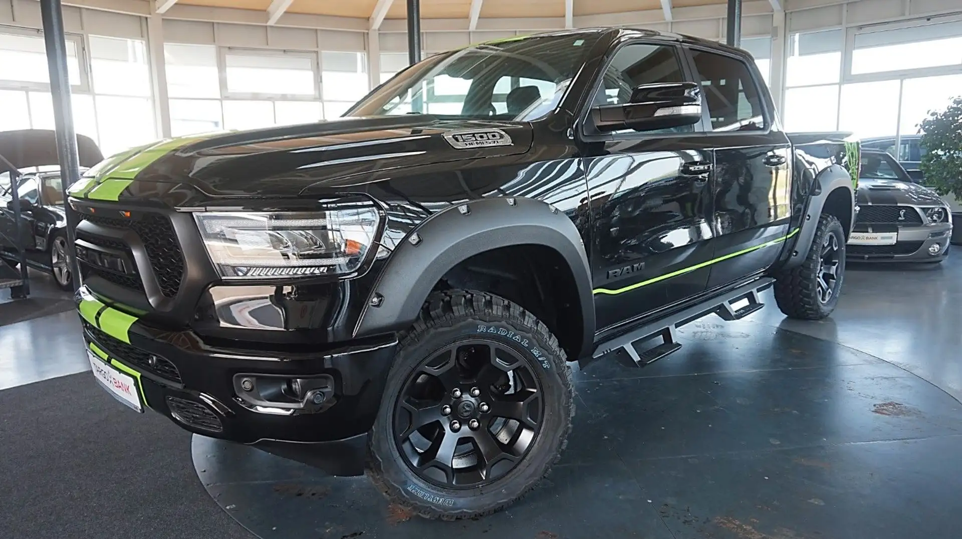 Dodge RAM 1500 HEMI 5.7l Crew-Cab*4x4*Panno*Navi*Alu20 Zwart - 1