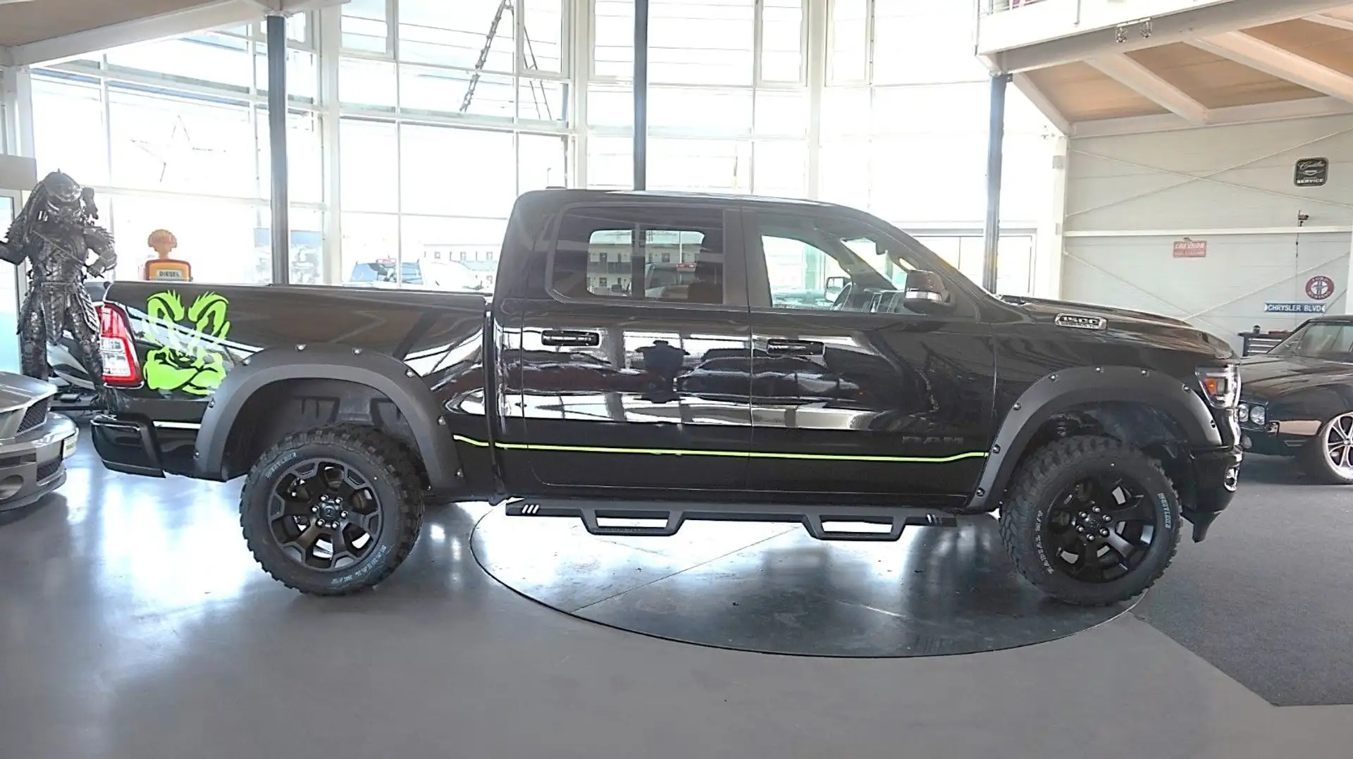 Dodge RAM 1500 HEMI 5.7l Crew-Cab*4x4*Panno*Navi*Alu20 Zwart - 2